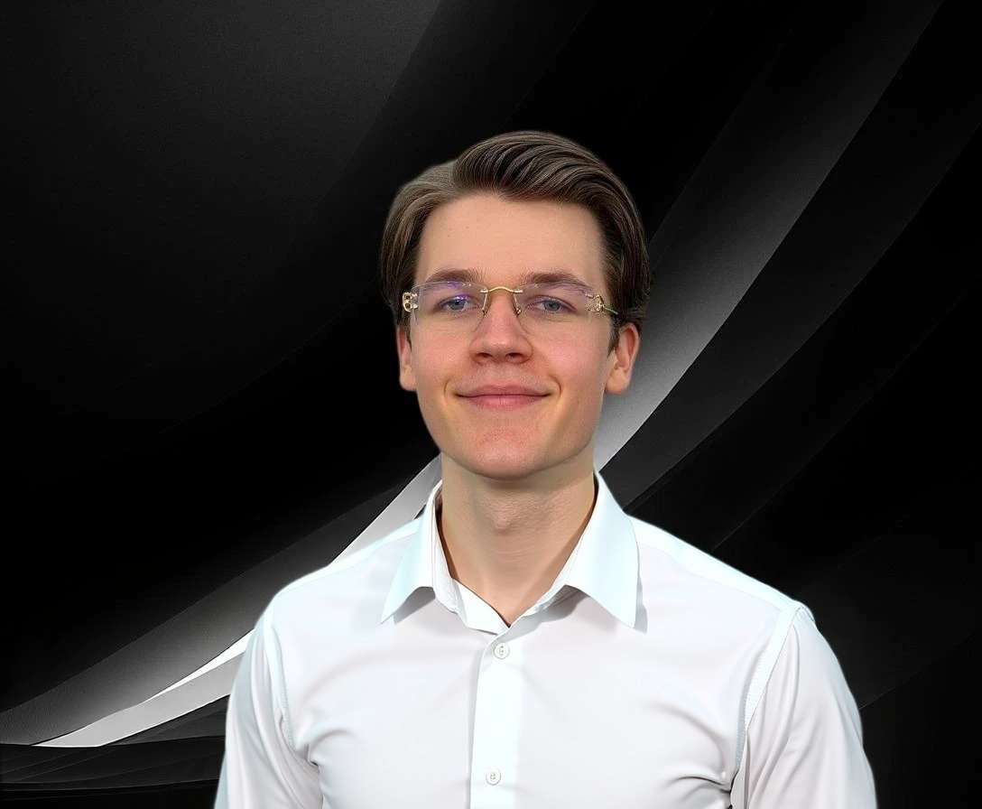 Porträt eines jungen Mannes mit weißem Hemd und Brille vor einem modernen, geschwungenen Schwarz-Weiß-Hintergrund – stilvoll, klar und zukunftsorientiert.