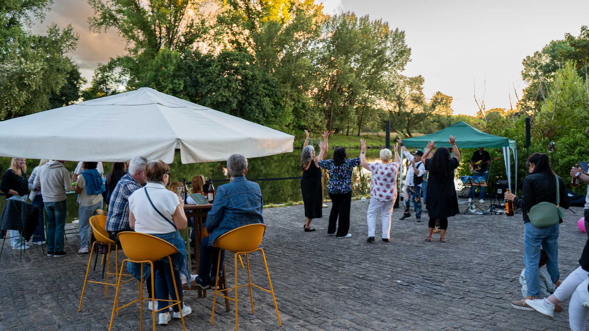 image of customers at food truck