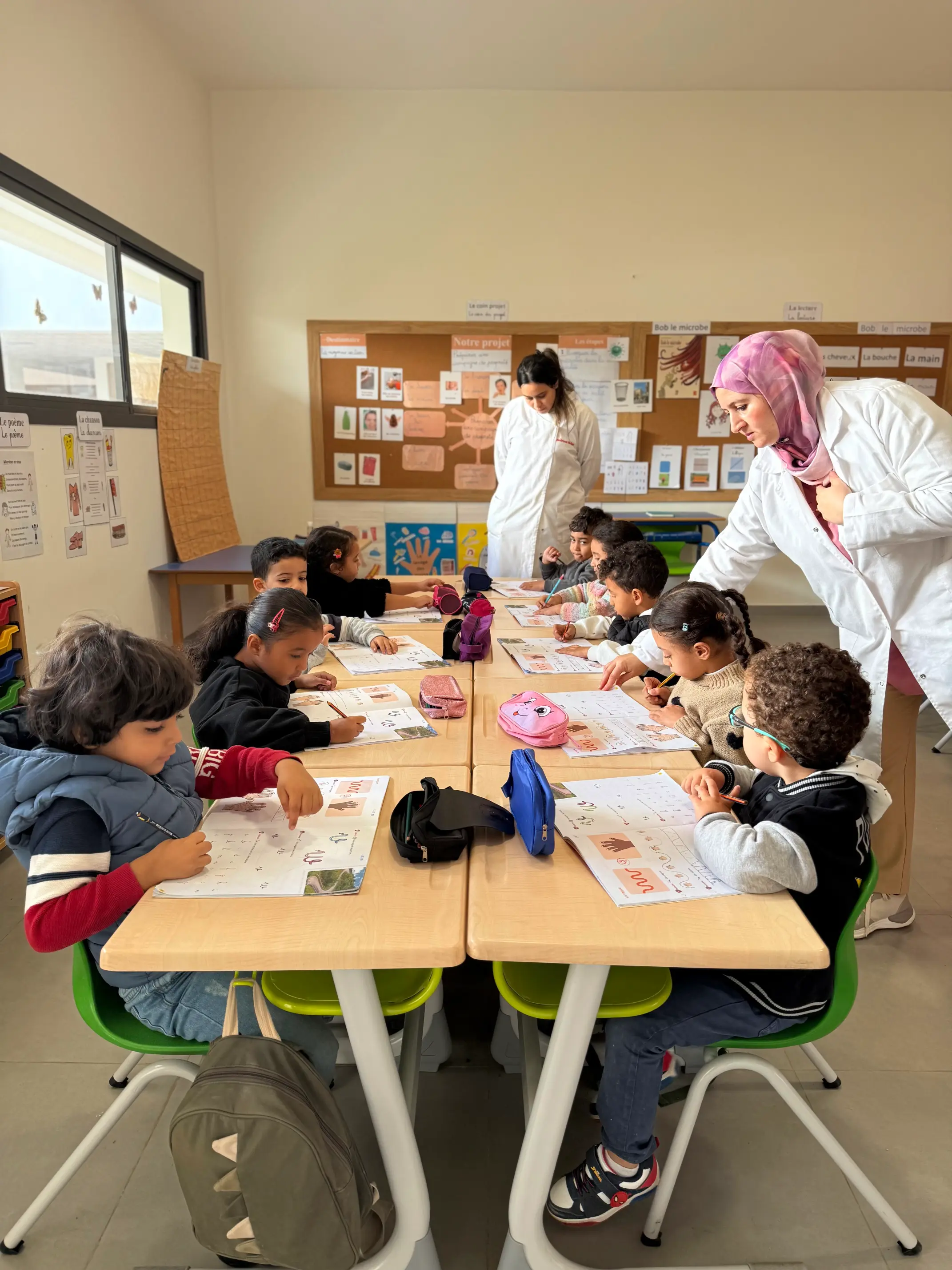 Un recruteur de Dior Ressources en discussion positive avec un candidat dans un cadre professionnel, symbolisant une opportunité de carrière prometteuse et un processus de recrutement humain et personnalisé.