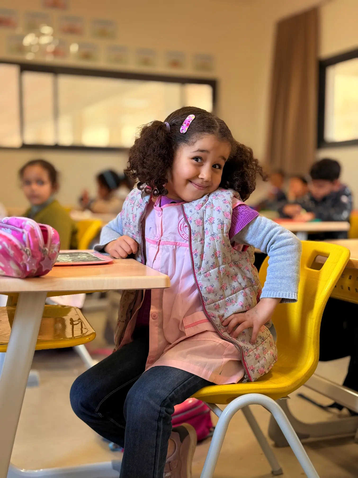 Un recruteur de Dior Ressources en discussion positive avec un candidat dans un cadre professionnel, symbolisant une opportunité de carrière prometteuse et un processus de recrutement humain et personnalisé.