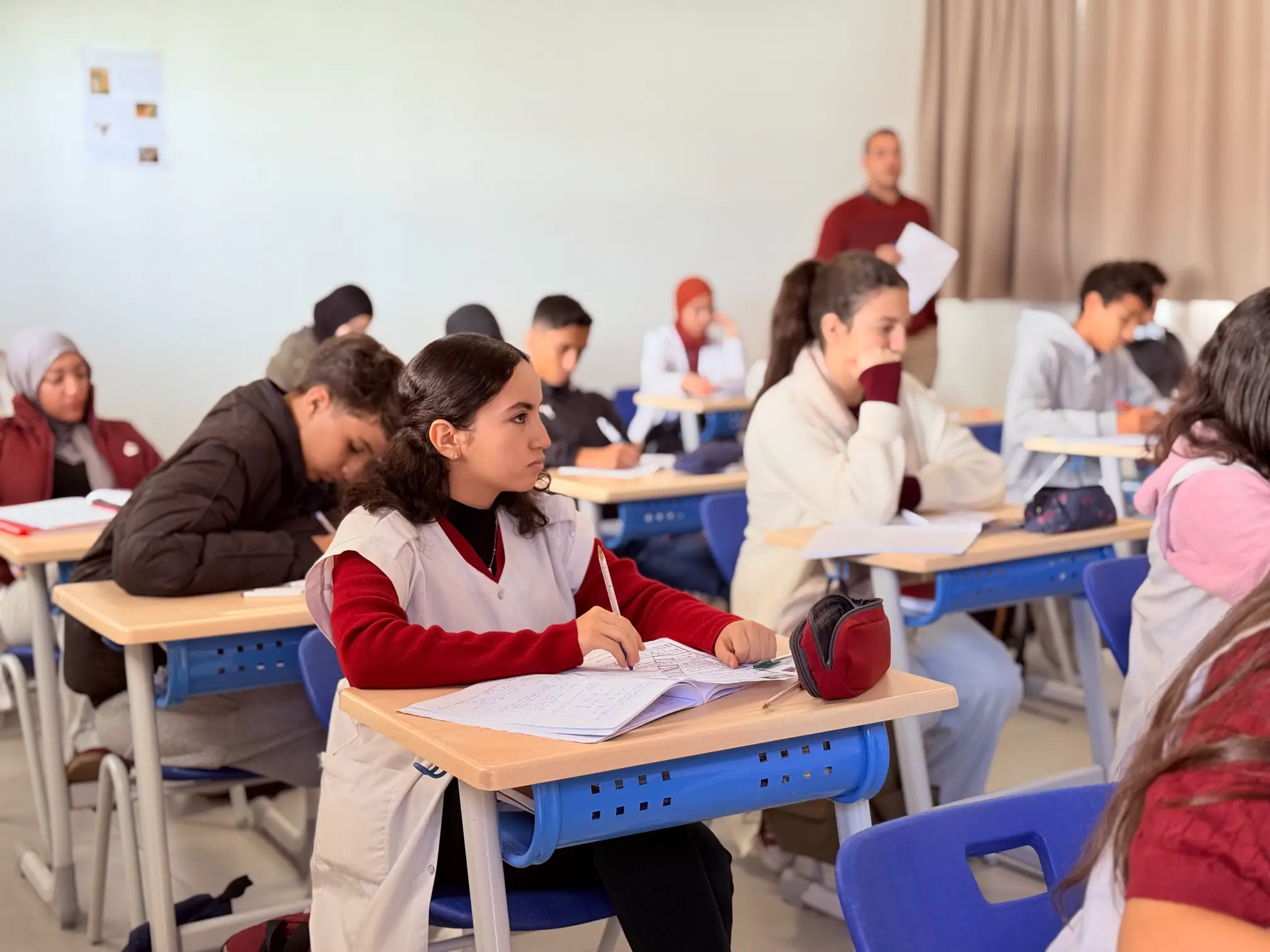 Un recruteur de Dior Ressources en discussion positive avec un candidat dans un cadre professionnel, symbolisant une opportunité de carrière prometteuse et un processus de recrutement humain et personnalisé.