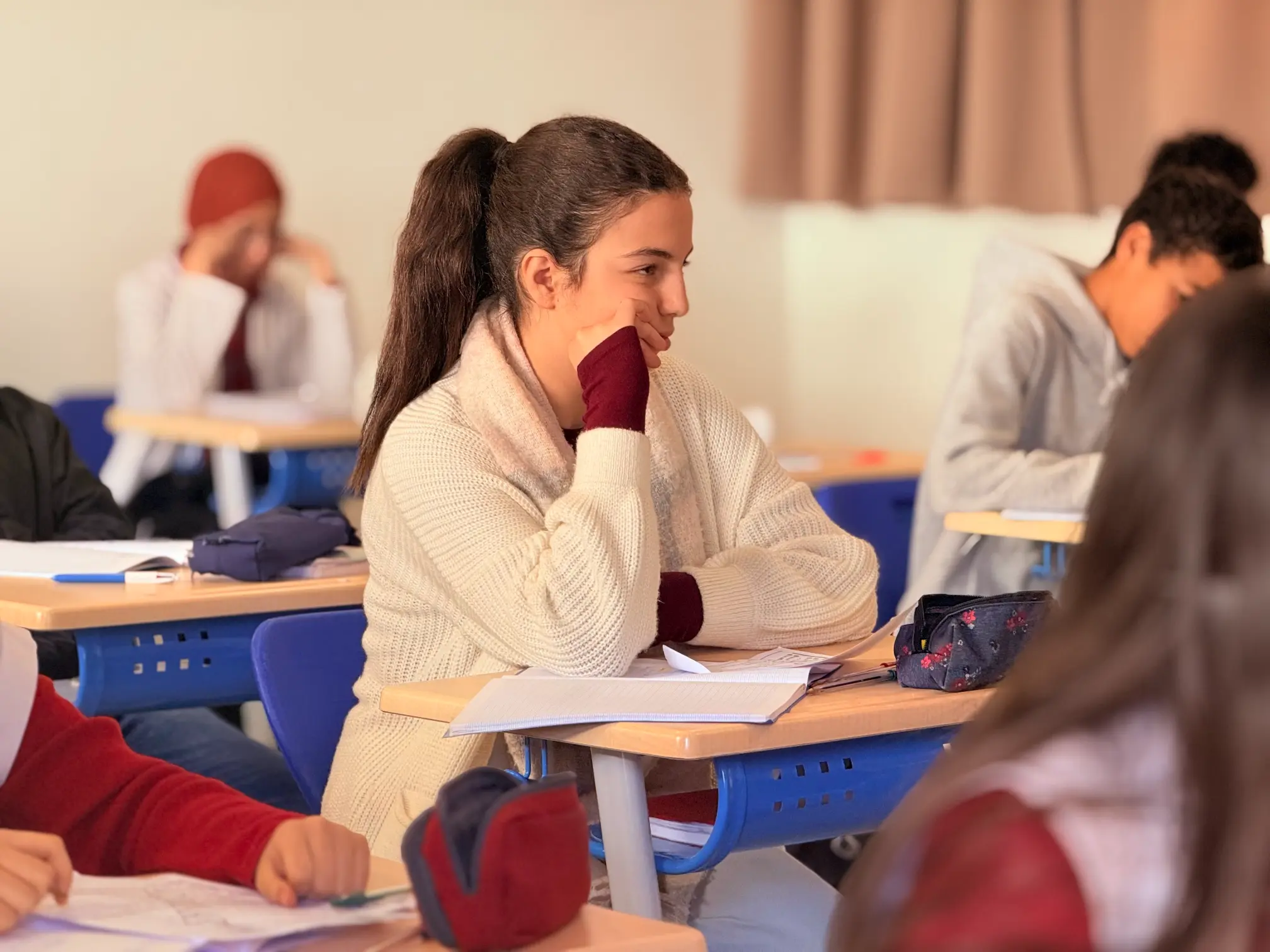 Un recruteur de Dior Ressources en discussion positive avec un candidat dans un cadre professionnel, symbolisant une opportunité de carrière prometteuse et un processus de recrutement humain et personnalisé.