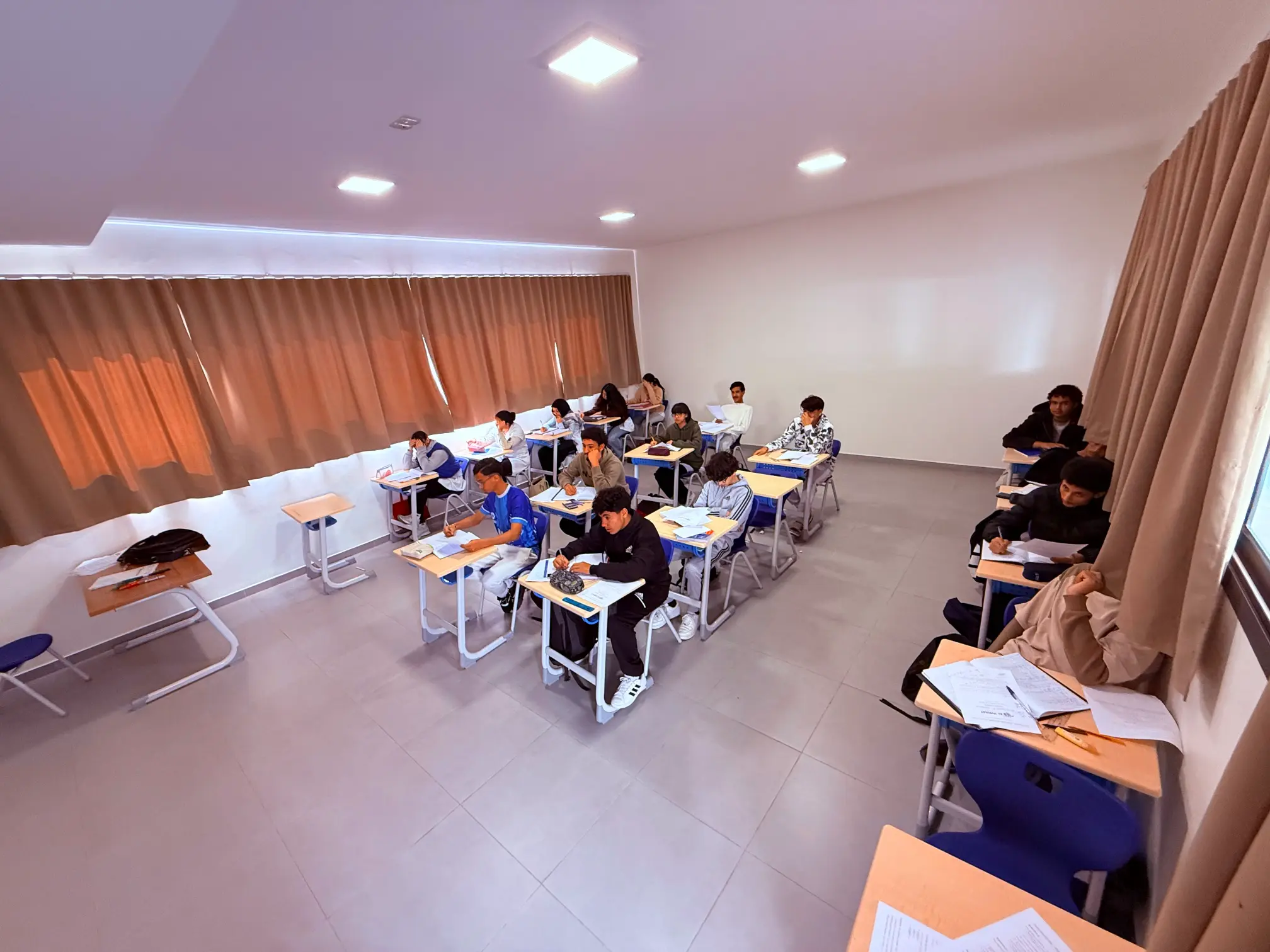 Un recruteur de Dior Ressources en discussion positive avec un candidat dans un cadre professionnel, symbolisant une opportunité de carrière prometteuse et un processus de recrutement humain et personnalisé.