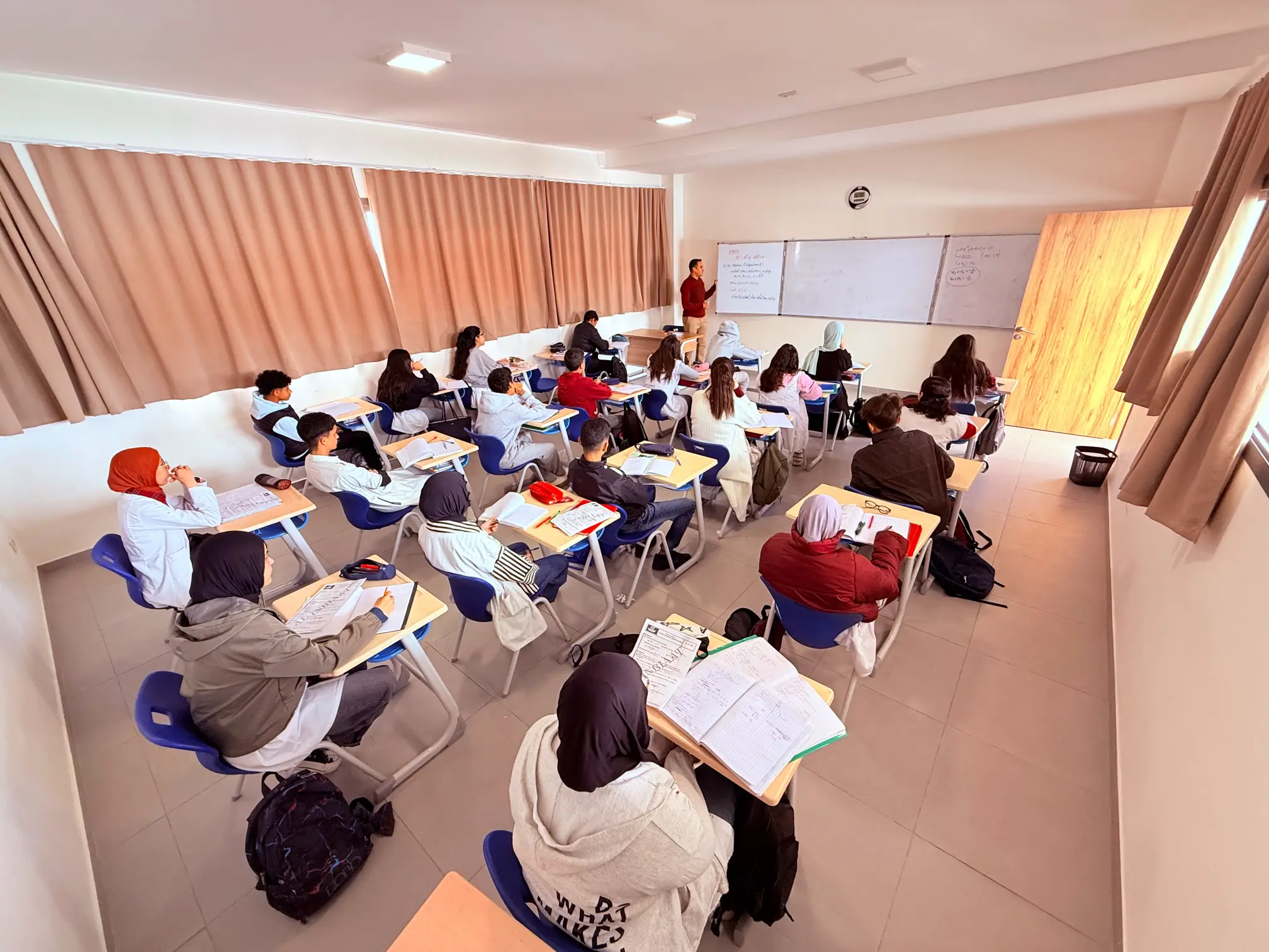 Un recruteur de Dior Ressources en discussion positive avec un candidat dans un cadre professionnel, symbolisant une opportunité de carrière prometteuse et un processus de recrutement humain et personnalisé.
