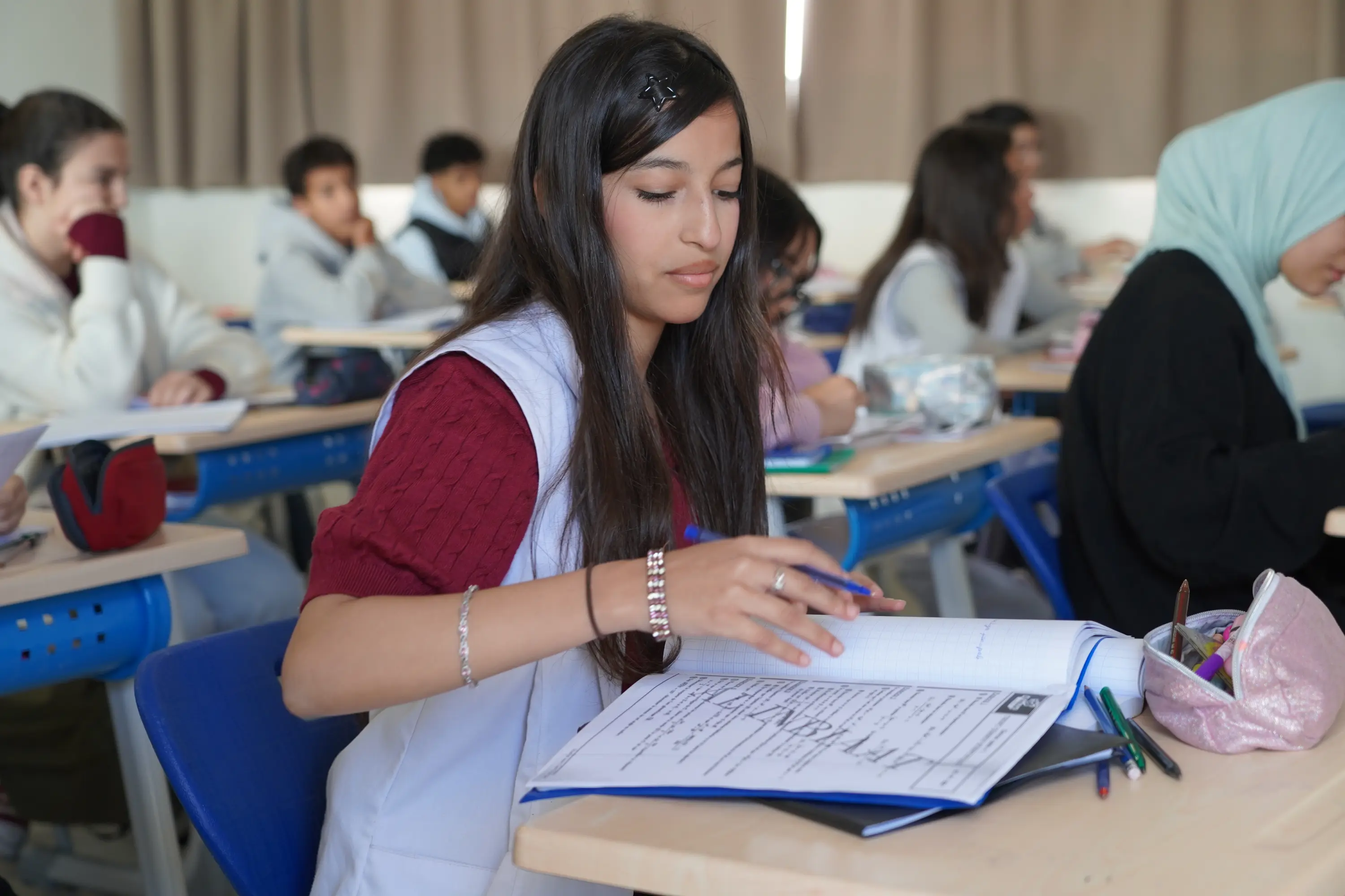 Un recruteur de Dior Ressources en discussion positive avec un candidat dans un cadre professionnel, symbolisant une opportunité de carrière prometteuse et un processus de recrutement humain et personnalisé.