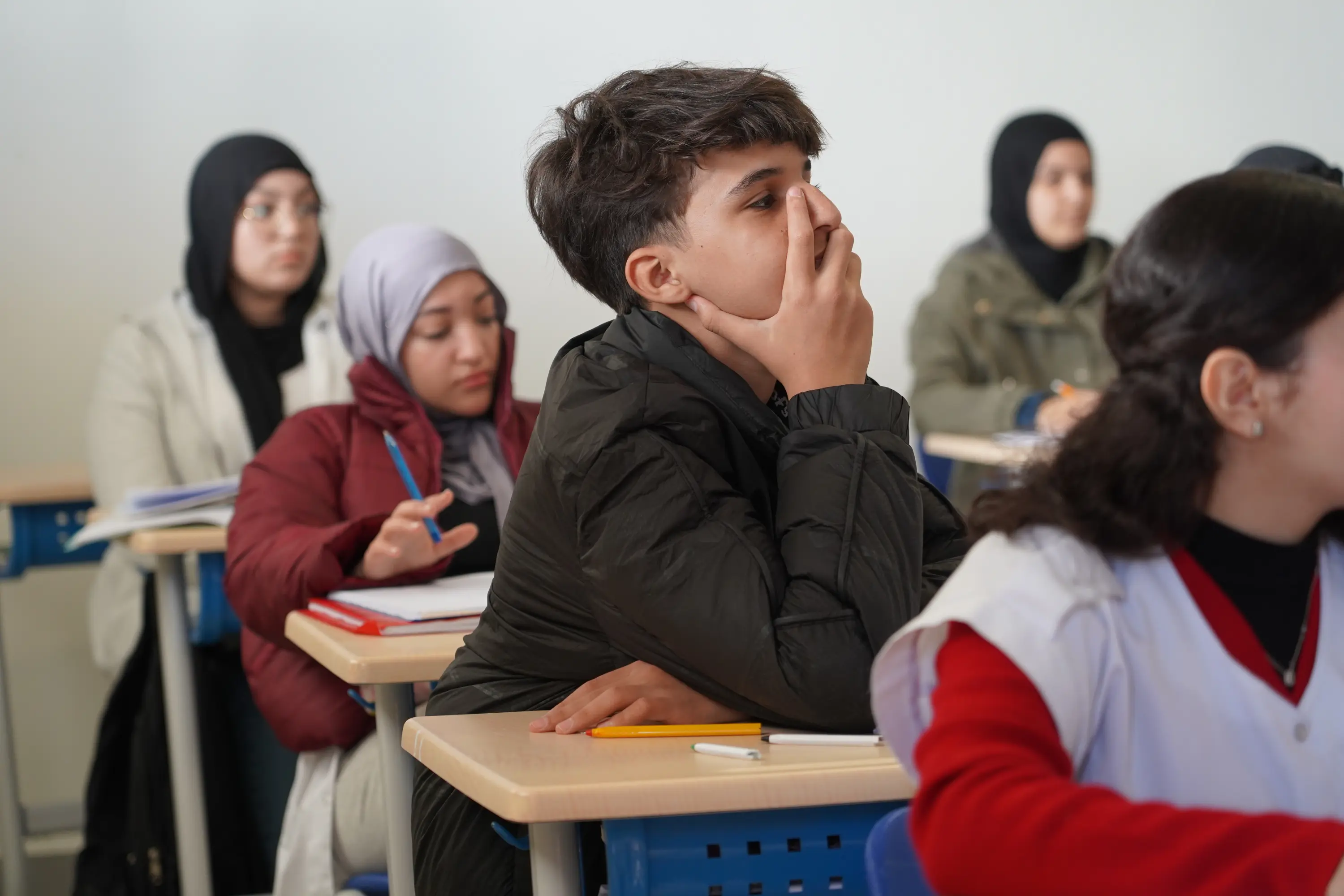 Un recruteur de Dior Ressources en discussion positive avec un candidat dans un cadre professionnel, symbolisant une opportunité de carrière prometteuse et un processus de recrutement humain et personnalisé.