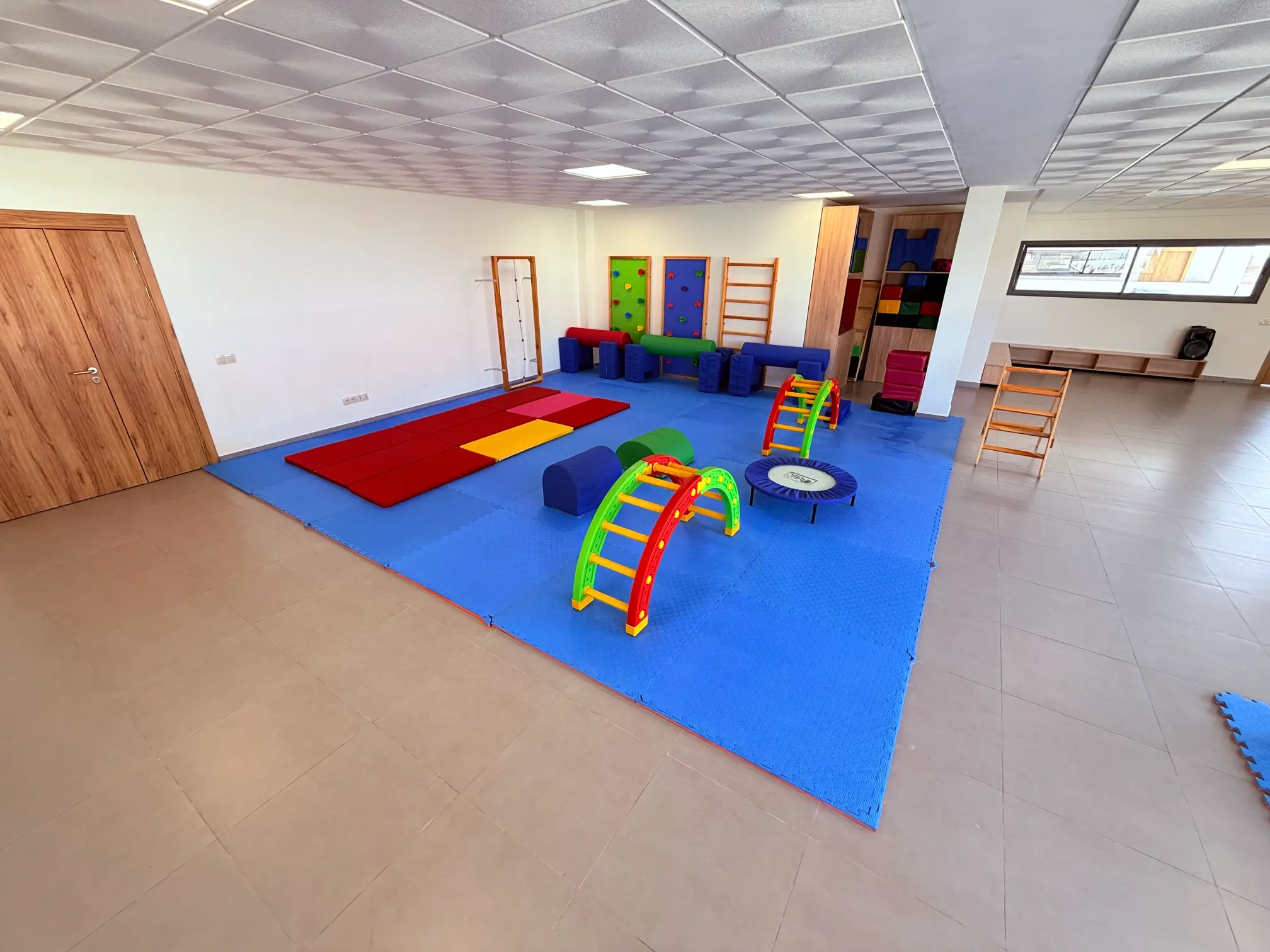 Un recruteur de Dior Ressources en discussion positive avec un candidat dans un cadre professionnel, symbolisant une opportunité de carrière prometteuse et un processus de recrutement humain et personnalisé.