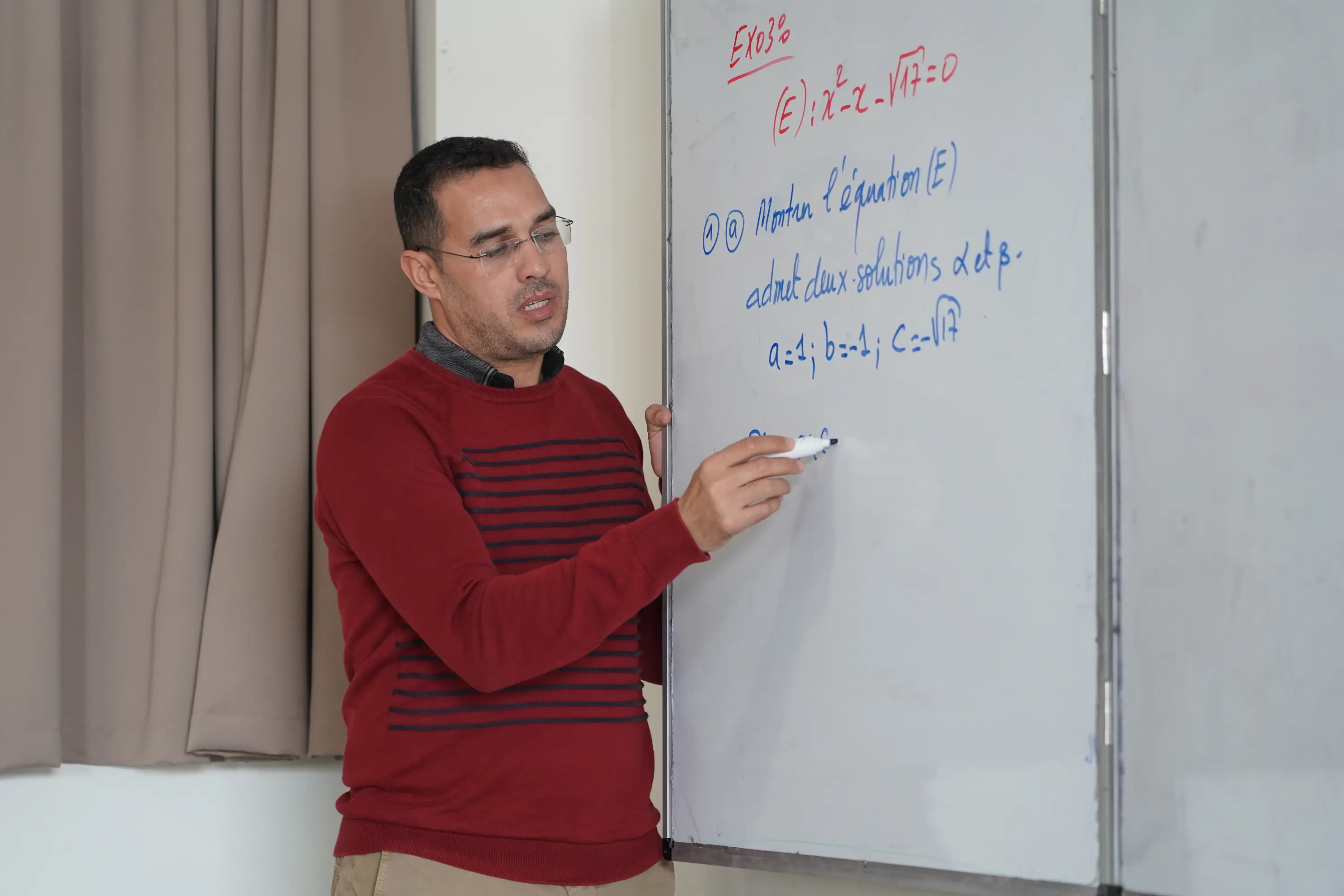 Un recruteur de Dior Ressources en discussion positive avec un candidat dans un cadre professionnel, symbolisant une opportunité de carrière prometteuse et un processus de recrutement humain et personnalisé.