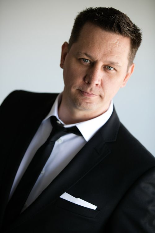 A headshot of Derek selinger