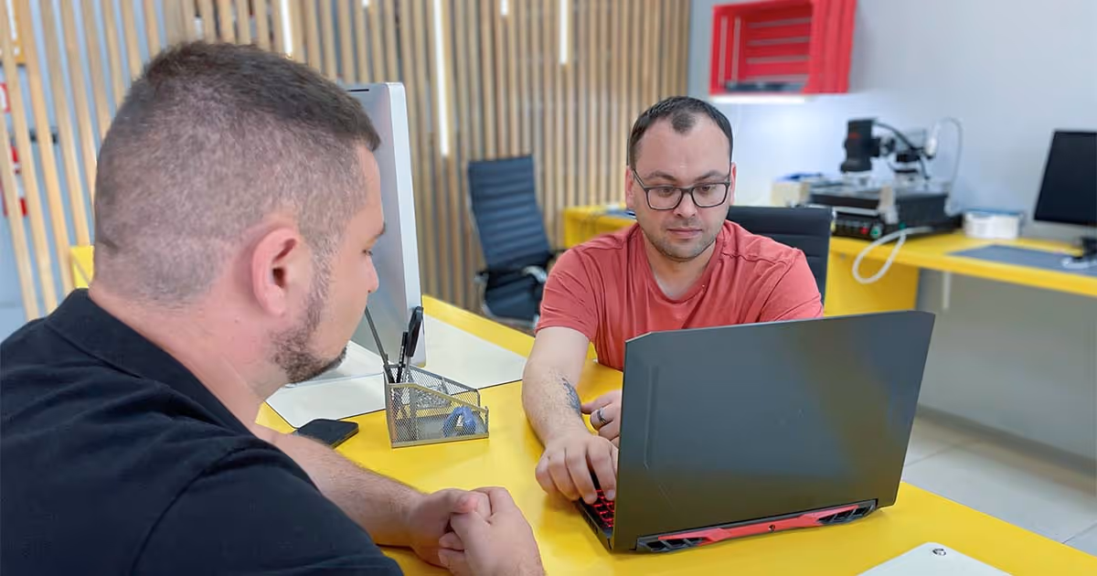 Консультація клієнта в сервісному центрі з ремонту ноутбуків і телефонів