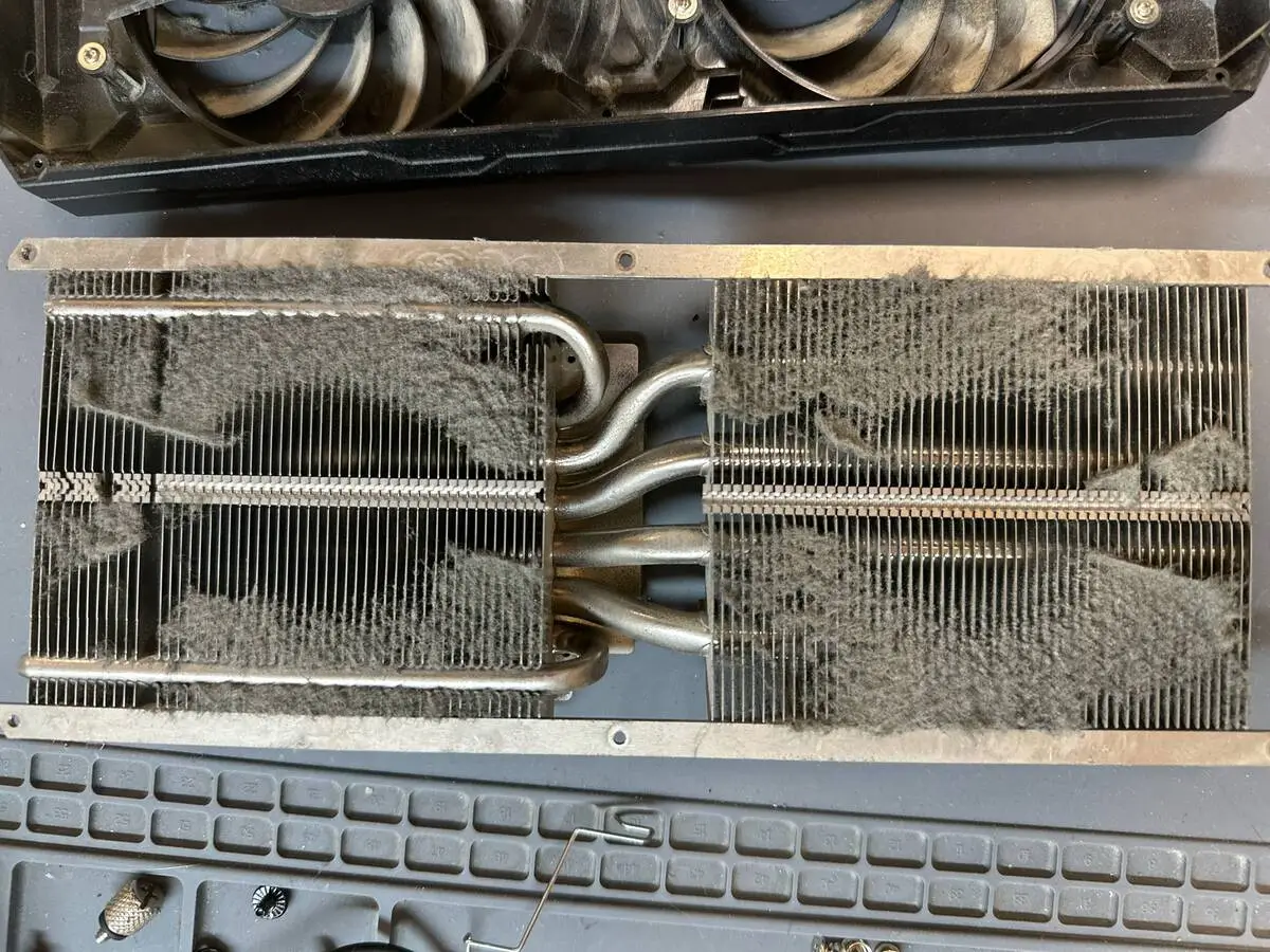 Радиатор видеокарты RX 5700 с тепловыми трубками, забитый плотным слоем пыли
