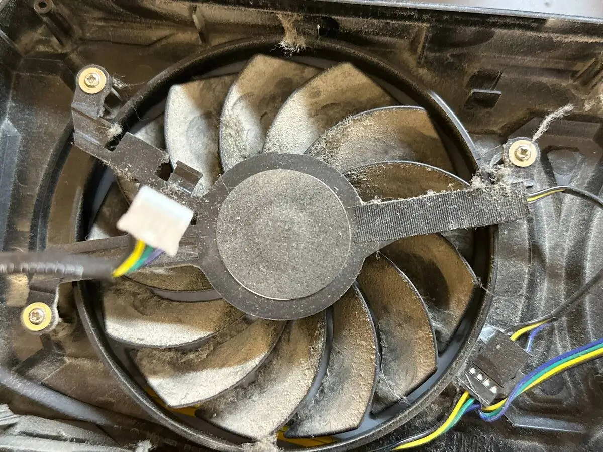 Запылённый вентилятор системы охлаждения видеокарты AMD Radeon RX 5700 до чистки
