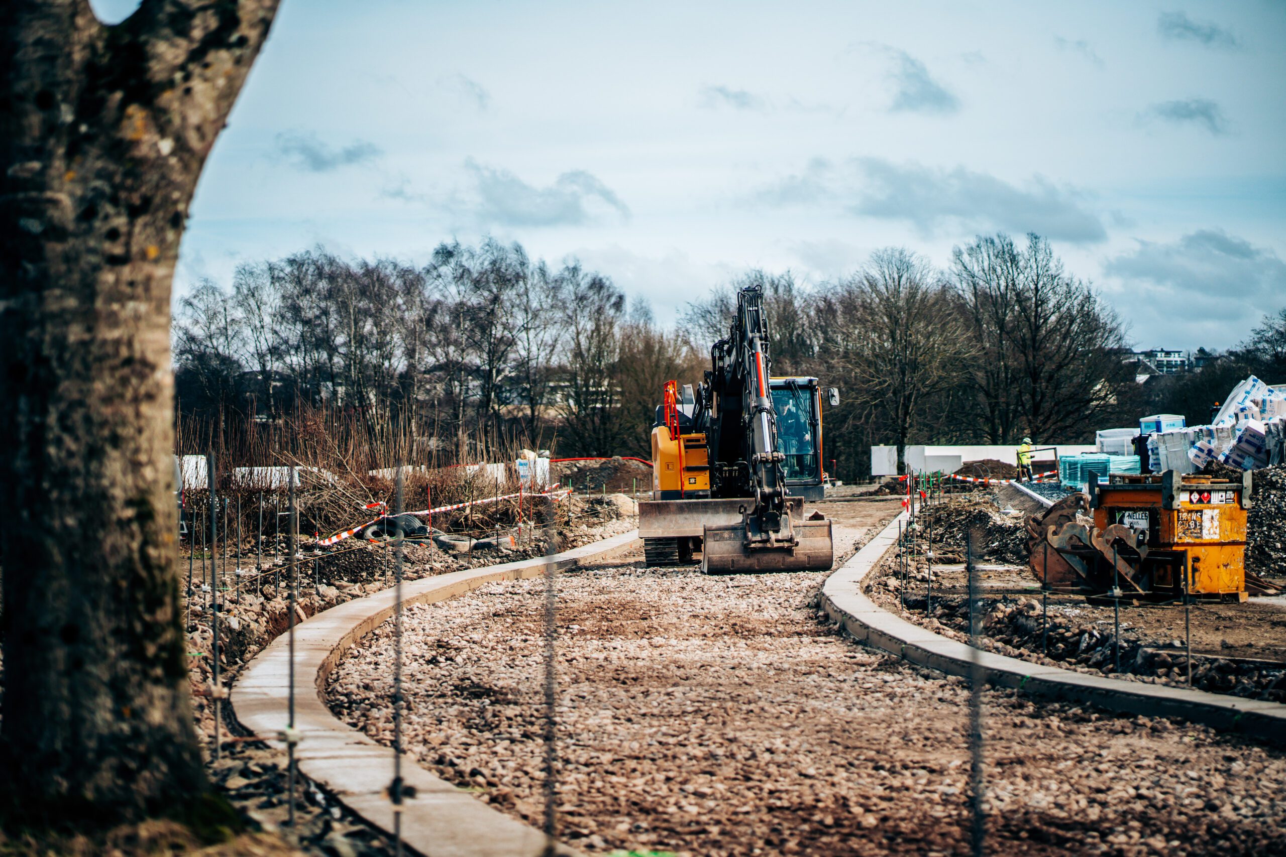 Chantier du 'Clos des Arts' : phase de création des infrastructures et chemins d'accès avec engin de chantier, avant la construction des logements neufs.