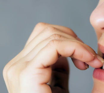 Então, como podemos lidar com esses sintomas? Uma abordagem cada vez mais popular e eficaz é a aromaterapia, que usa óleos essenciais para promover o bem-estar mental e emocional.