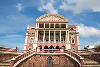 Visitamos o Teatro Amazonas, um dos mais importantes teatros do Brasil e principal cartão-postal da cidade de Manaus. Foi inaugurado em 1986 para atender ao desejo dos grandes barões da borracha e da elite amazonense, que idealizava a cidade à altura dos grandes centros culturais europeus.
