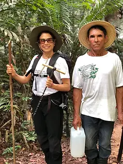 Uso nos cabelos, para leves coceiras e fortalecimento do couro cabeludo:  Use antes de lavar, na pré-lavagem, com os cabelos limpos e secos e aplique entre 5ml e 10ml (depende do comprimento dos cabelos) de óleo pronto para o uso de copaíba, direto no couro cabeludo, puxando o óleo da raiz para as pontas dos fios. Deixe agir por no máximo 10 minutos e em seguida lave com xampu da linha Ethereal Plasma ou da linha Vegana, Raízes Fortes ou Couro Detox.