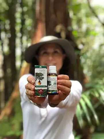Uso nos cabelos, para leves coceiras e fortalecimento do couro cabeludo:  Use antes de lavar, na pré-lavagem, com os cabelos limpos e secos e aplique entre 5ml e 10ml (depende do comprimento dos cabelos) de óleo pronto para o uso de copaíba, direto no couro cabeludo, puxando o óleo da raiz para as pontas dos fios. Deixe agir por no máximo 10 minutos e em seguida lave com xampu da linha Ethereal Plasma ou da linha Vegana, Raízes Fortes ou Couro Detox.