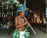Esses povos evitam o contato com outros grupos e lutam contra tentativas de aproximação.   Cuidam do seu território e não aceitam tentativas de contato, se protegendo com flechas e técnicas de lutas. Se camuflam com facilidade na floresta, são violentos e difíceis de serem encontrados.