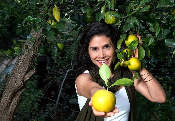 Ricos em limoneno, responsável por ajudar em momentos de depressão e tristezas. Os óleos cítricos resgatam a alegria, a felicidade, momentos lúdicos e criativos. Deixam a mulher mais charmosa, feliz e sorridente. Ajuda na eliminação de toxinas e redução de medidas indesejadas. Família: monoterpenos.