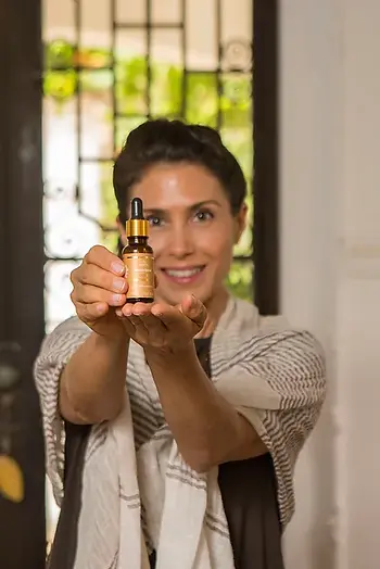 É o Sérum facial da linha Vegana, cuja formulação é uma sinergia de óleos vegetais e essenciais que ajudarão no tônus, na maciez, no brilho e na viscosidade da pele. 
