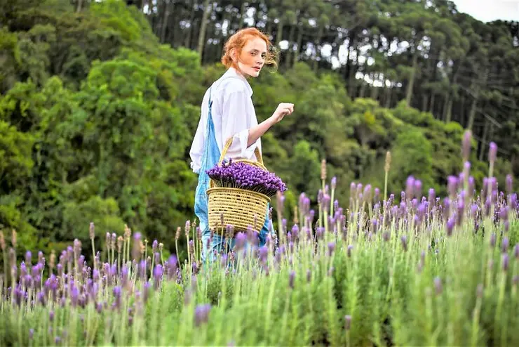 Saúde e bem-estar mais que nunca representam a verdadeira riqueza da humanidade. Os rituais de autocuidado mais desejados da atualidade incluem cosméticos que vão além das funções tradicionais e abraçam sensações até então pouco observadas pela maioria. Assim, a cosmética vegana e emocional tem conquistado seu espaço.