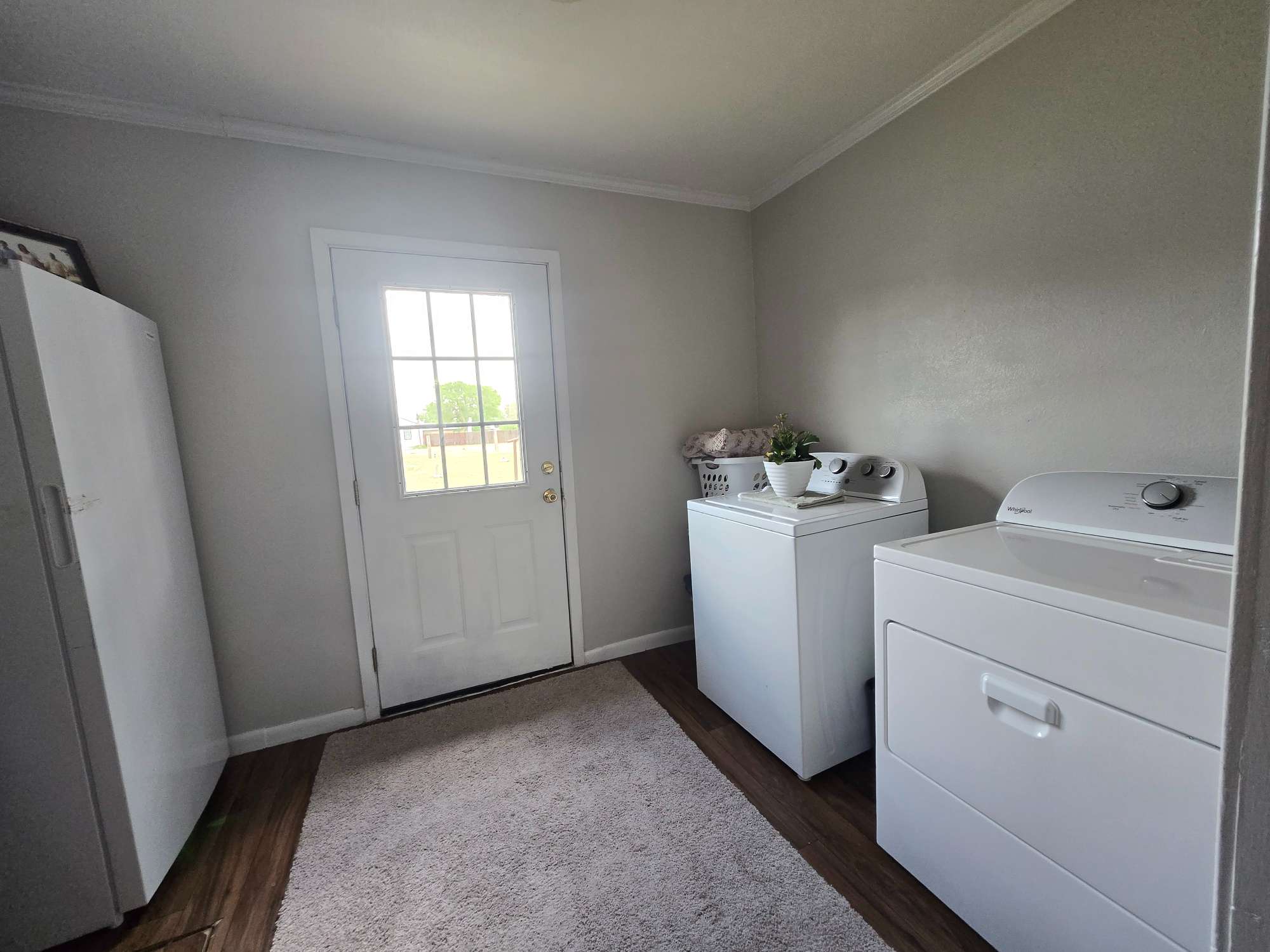 Cozy Home on a Large Lot Laundry Room