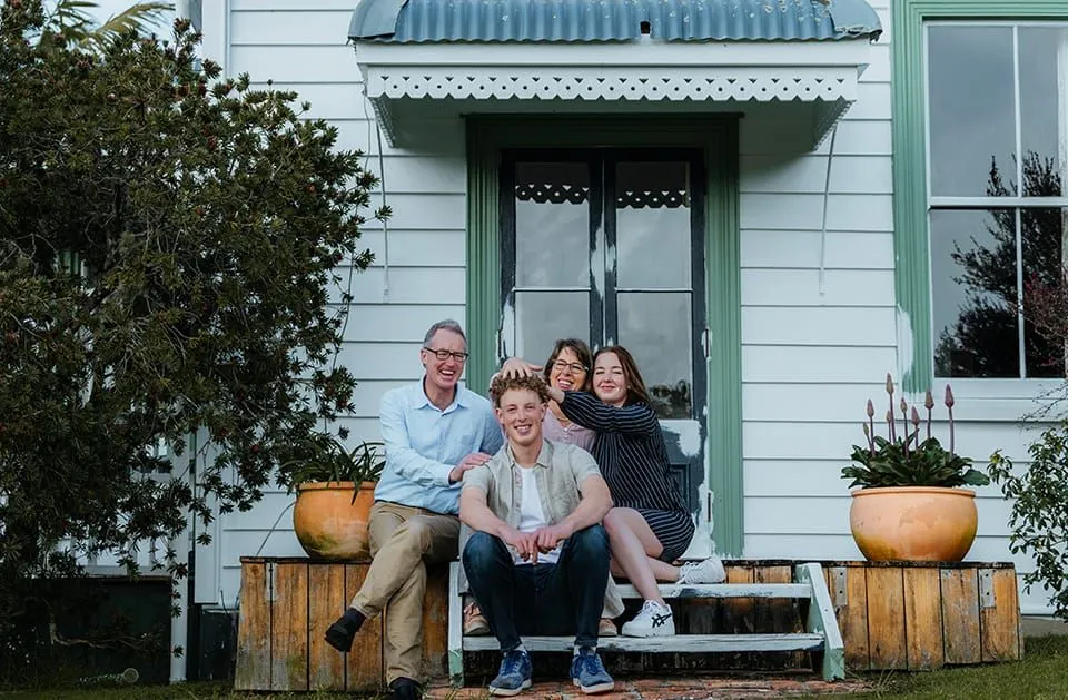 Relaxed family, easy body language