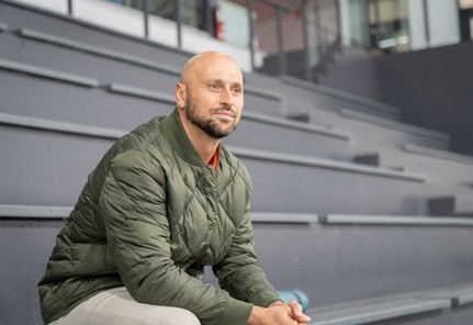 Anton Sheremet, ostéopathe spécialisé en scoliose adulte à Montréal