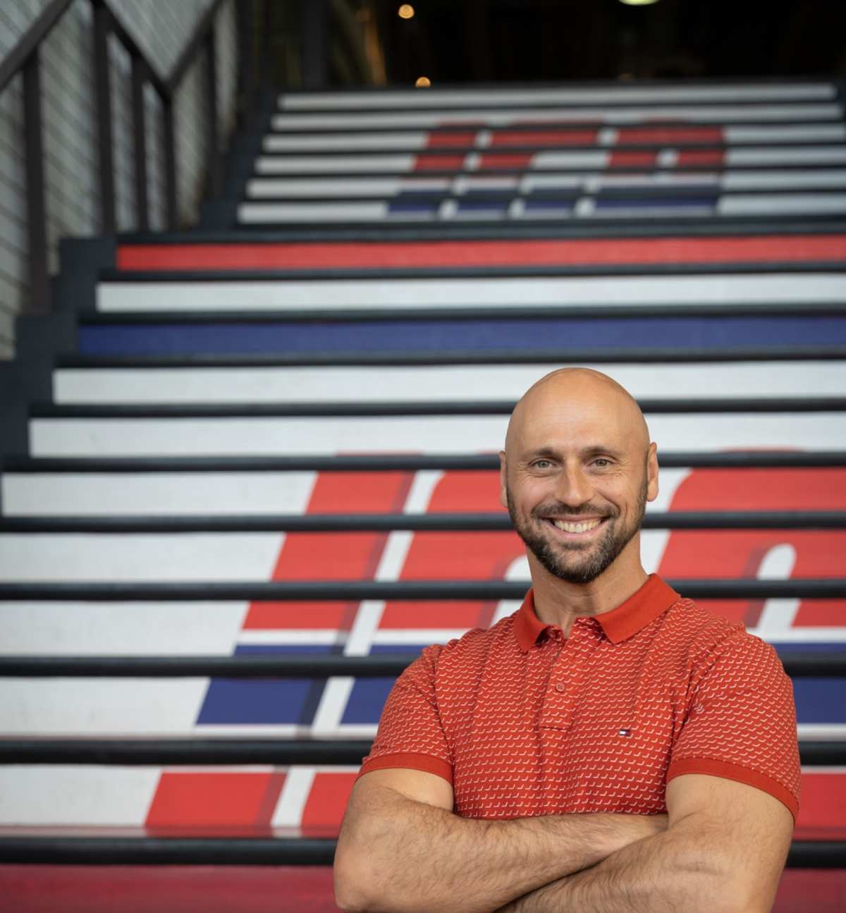 Anton Sheremet, ostéopathe spécialisé dans le traitement de la scoliose, assis dans des gradins, Rive-Sud et Montréal