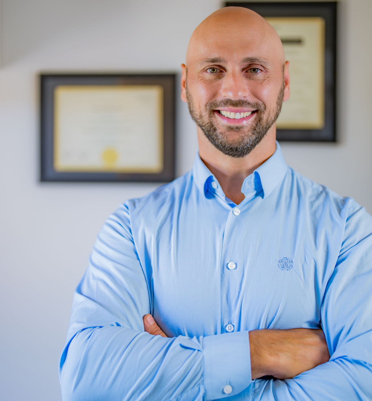 Anton Sheremet, ostéopathe spécialisé dans le traitement de la scoliose, assis dans des gradins, Rive-Sud et Montréal