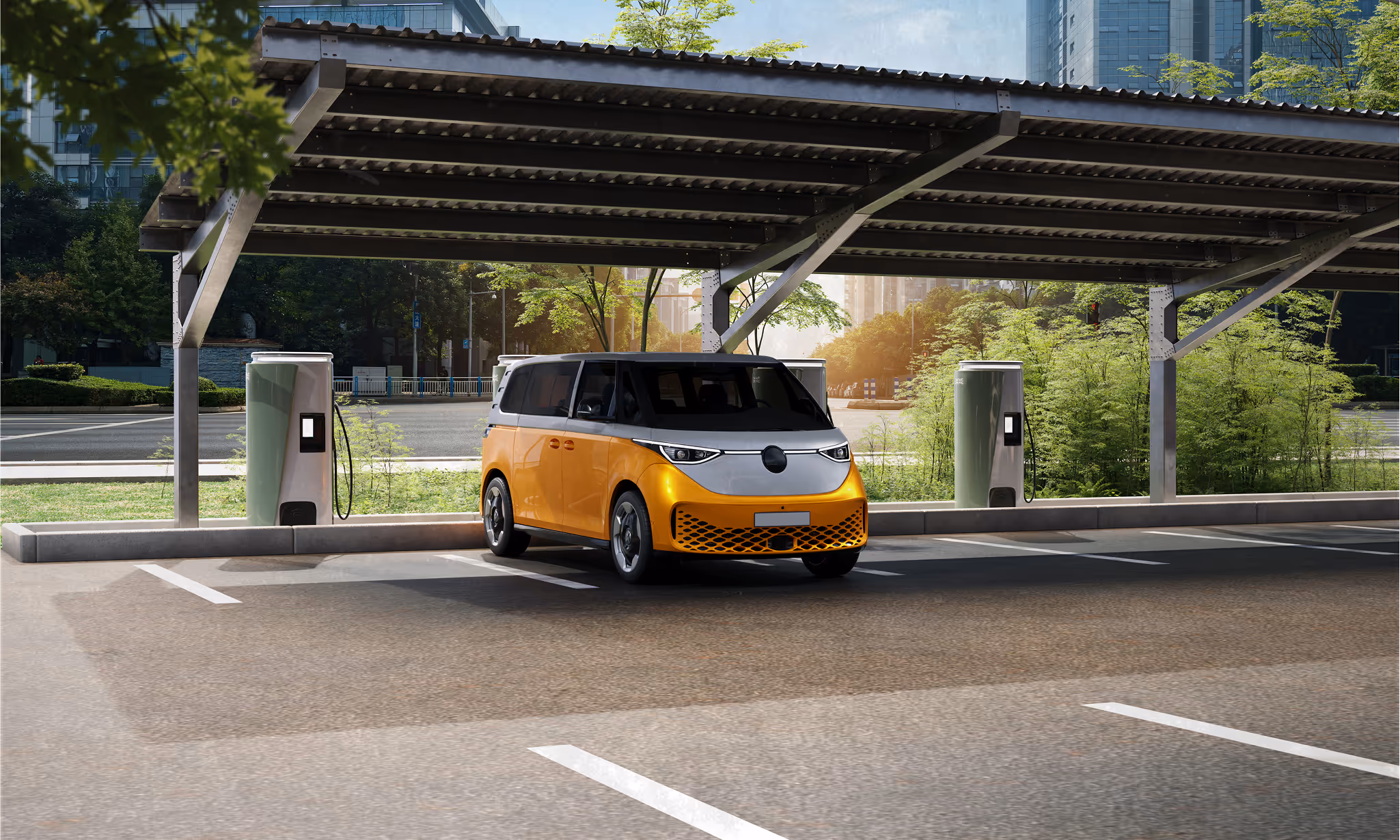 Ein moderner gelb-weisses Elektro-Minivan steht unter einem eleganten Solar-Carport mit Metallrahmen und Wellblechdach. Das Fahrzeug ist von zwei Ladestationen für E-Autos umgeben und befindet sich in einer sauberen, urbanen Umgebung mit viel Grün und Hochhäusern im Hintergrund. Sonnenlicht fällt durch die Bäume und erzeugt eine warme, nachhaltige Atmosphäre.