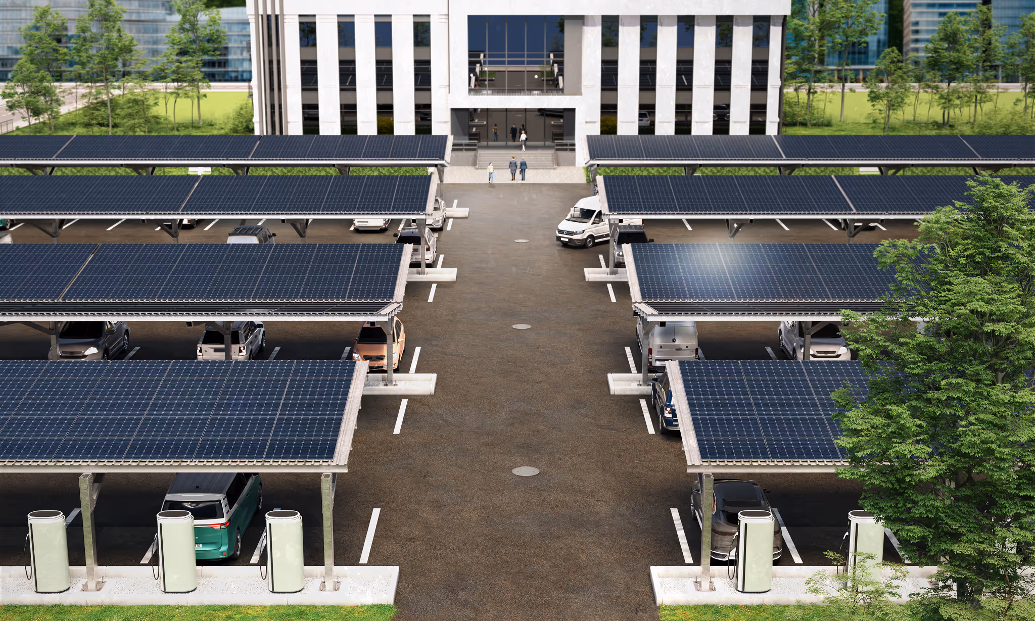 Ein grosser Büroparkplatz mit mehreren Reihen von Solar-Carports, die jeweils mit dunklen Photovoltaikmodulen bedeckt sind. Zahlreiche Fahrzeuge, darunter Elektro-Vans und Kompaktwagen, parken unter den Überdachungen. Im vorderen Bereich des Parkplatzes sind mehrere Ladestationen für E-Autos zu sehen. Im Hintergrund steht ein modernes weisses Bürogebäude, vor dem Menschen über eine Treppe den Haupteingang betreten. Die Szenerie ist von grüner Bepflanzung und weiter entfernten Glasgebäuden umrahmt.