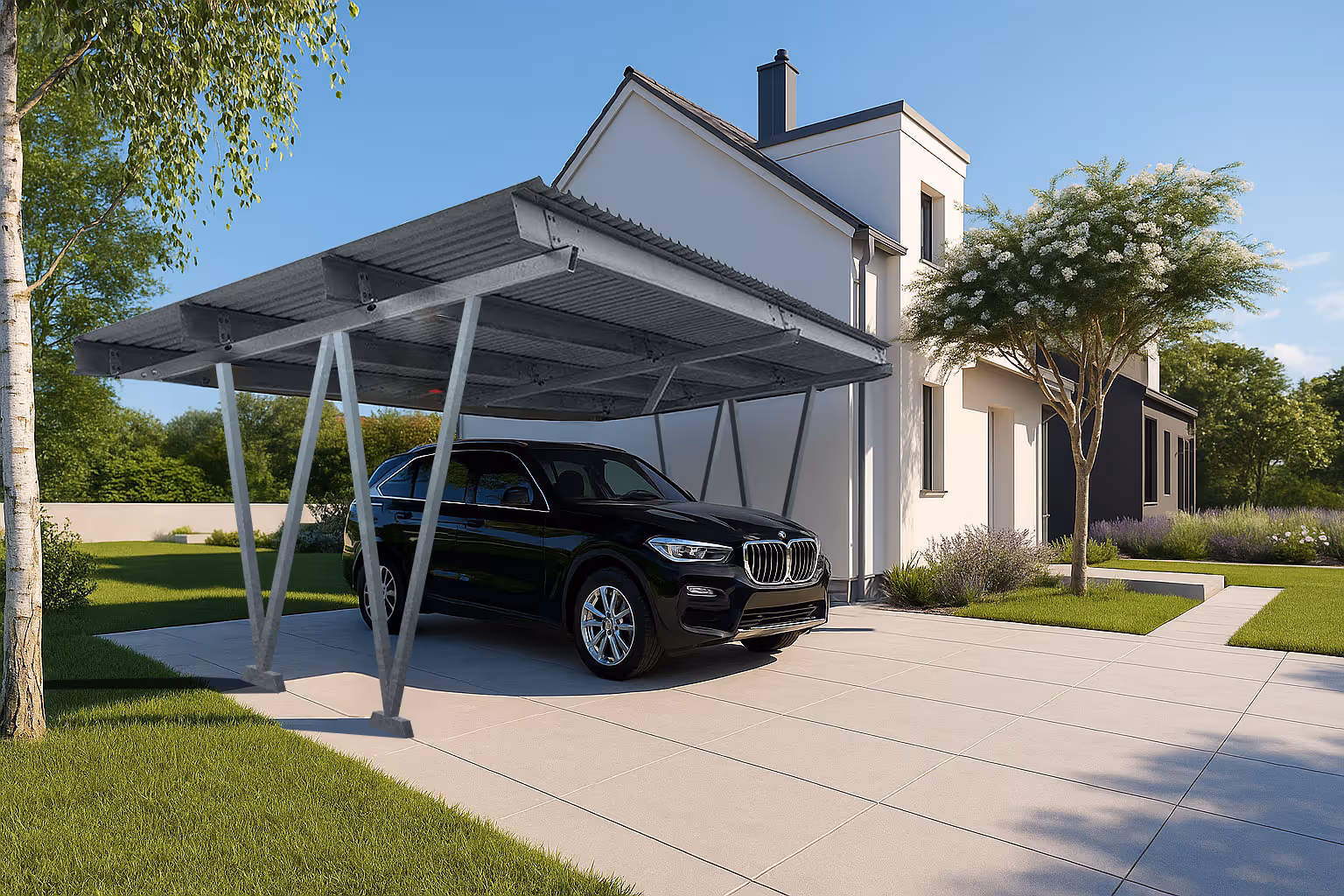 Ein schwarzer SUV steht unter einem einspurigen Solar-Carport aus Stahl mit V-förmigen Stützen vor einem modernen weissen Zweifamilienhaus. Die Einfahrt ist mit grossen, hellen Fliesen gepflastert und von gepflegtem Rasen, Bäumen und angelegten Sträuchern umgeben. Die sonnige Vorstadtszenerie vermittelt den Eindruck eines ruhigen Wohnquartiers.