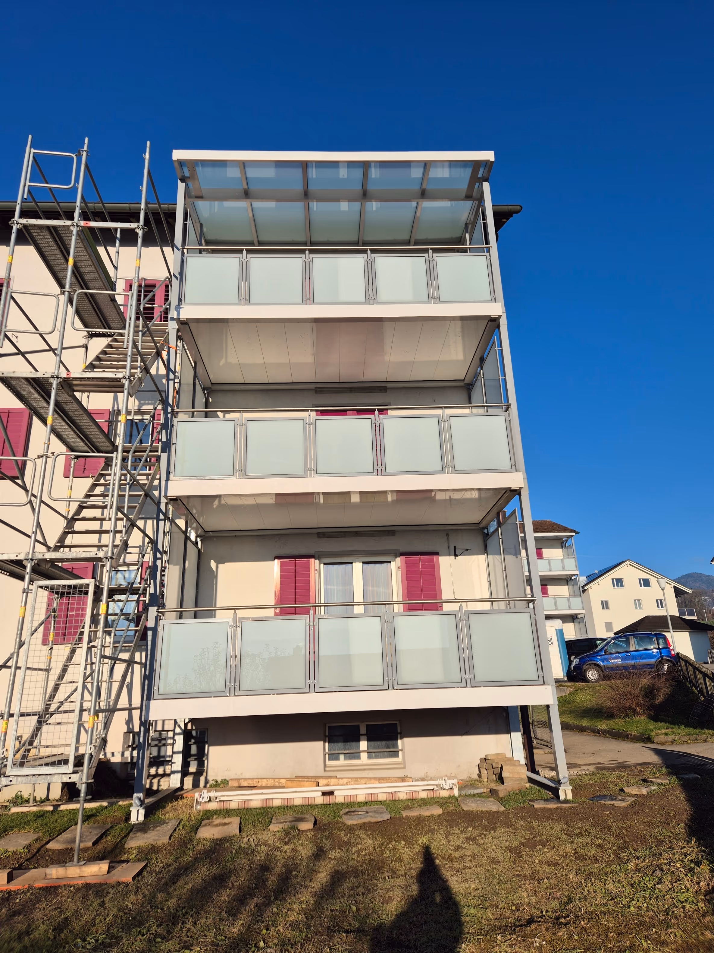 Balkonsanierung Uznach – neue Balkone und Vordächer durch Metallstudio