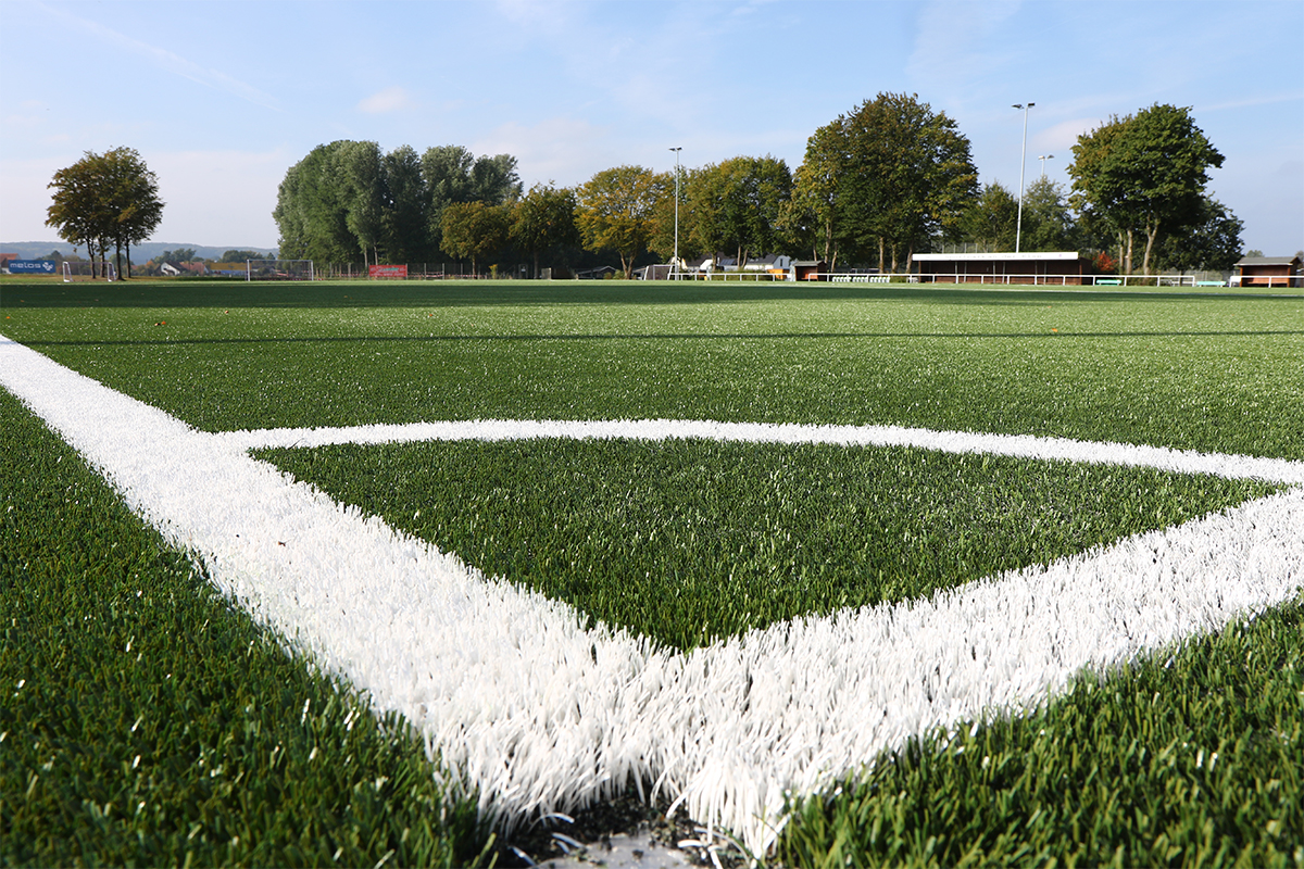 Unsere Lösungen basieren auf innovativen Technologien und nachhaltigen Materialien, um die Umweltbelastung zu minimieren. Mit unseren Recyclinginitiativen schließen wir den Kreislauf und ermöglichen das umweltfreundliche Recycling unserer Sportböden. 