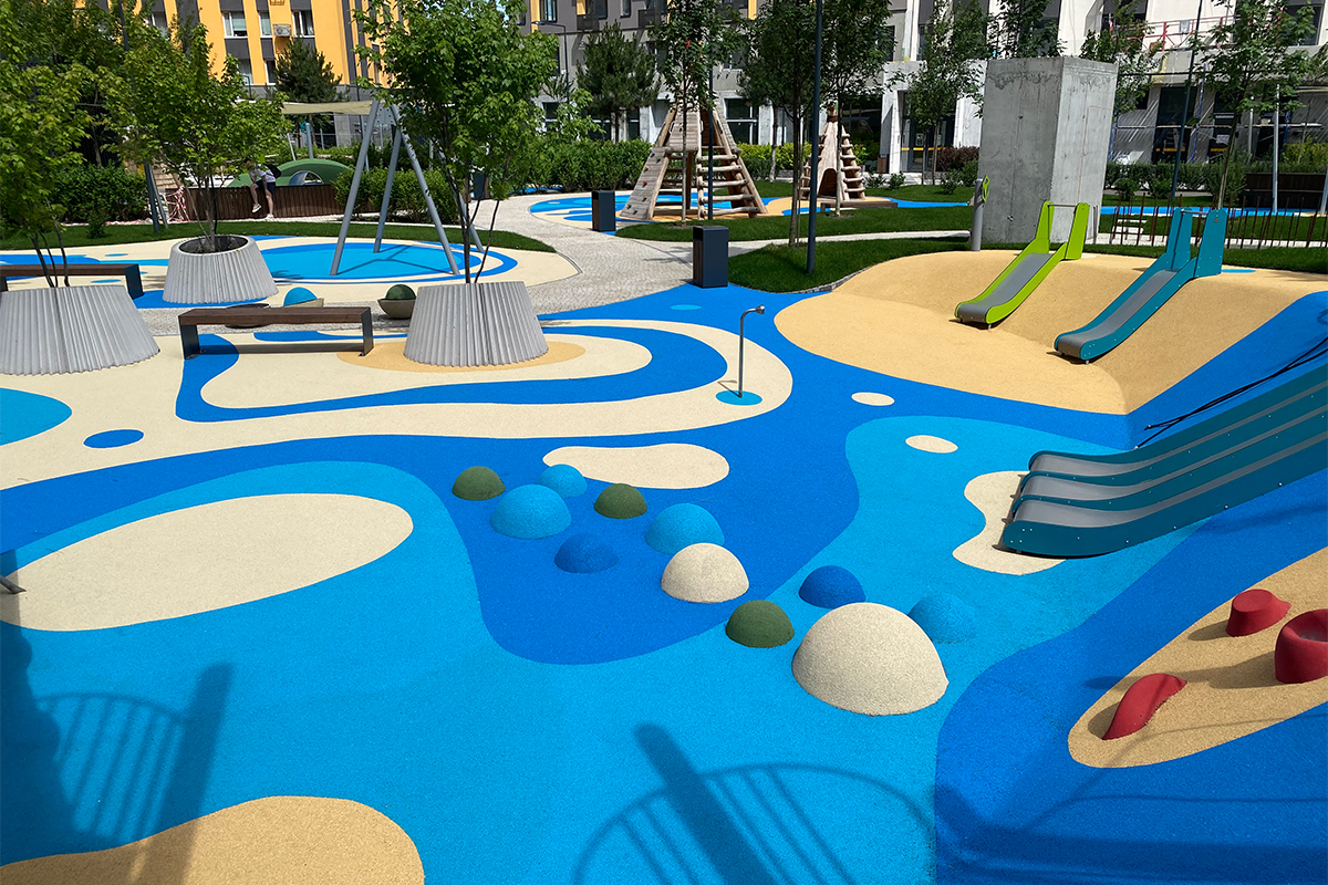 Hinfallen, aufstehen und einfach drauf spielen: Fallschutz-Spielflächen aus EPDM Granulat oder Mulch retten den Tag.