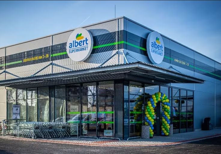 image of game development process (for a mobile gaming) - collaborative team meeting