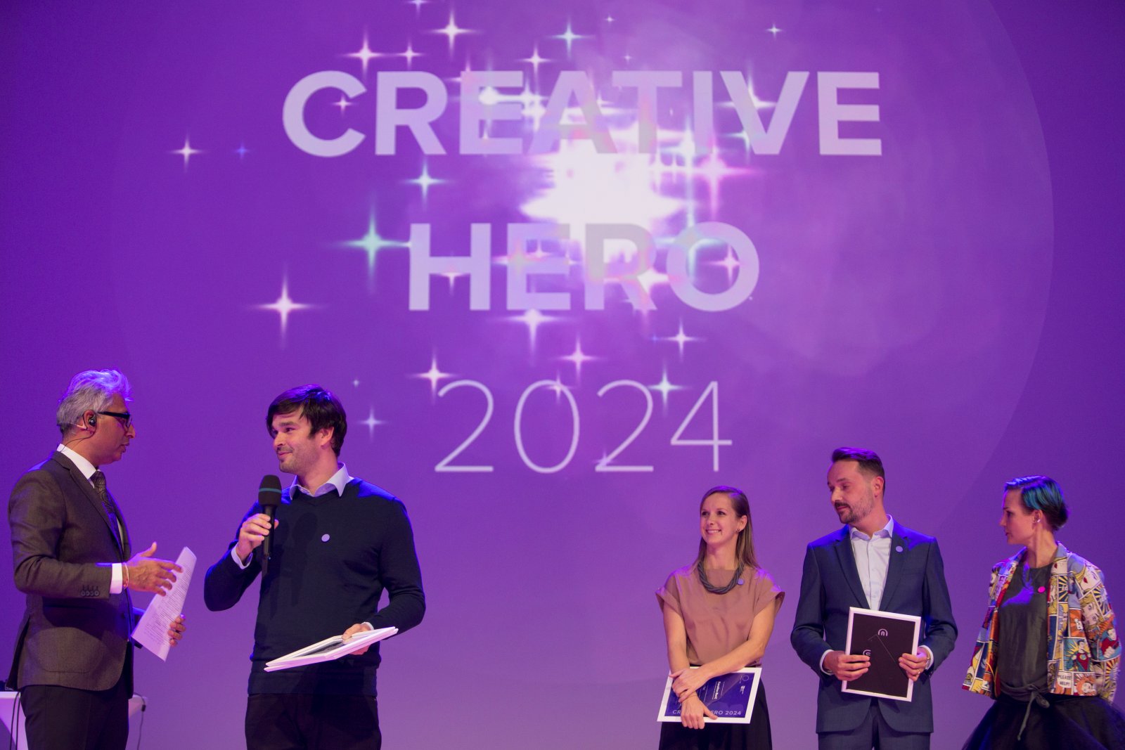 image of game development process (for a mobile gaming) - collaborative team meeting