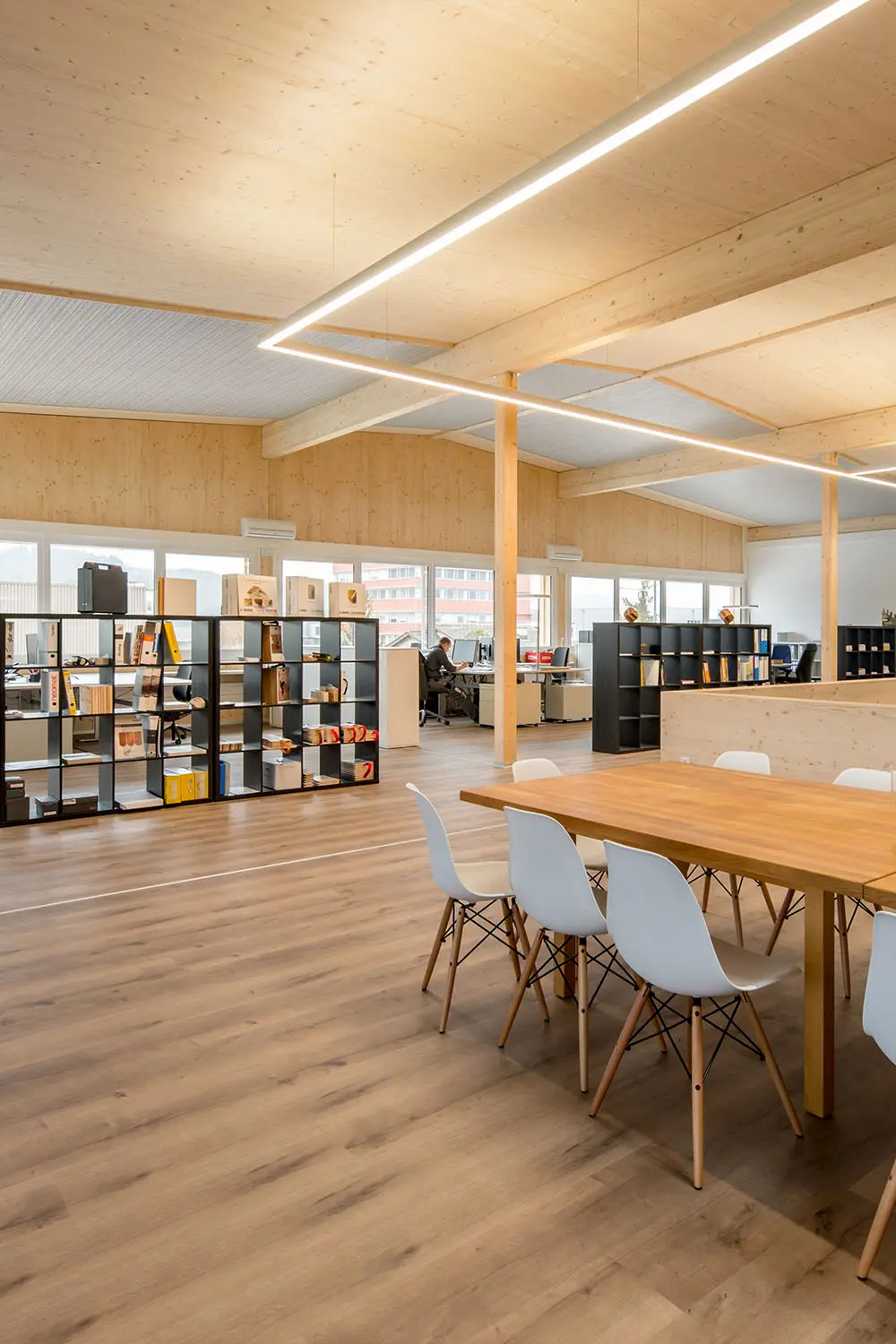 Ansicht von Holzböden im Betriebsgebäude von Vögeli Service – Ihr Partner für kleine Reparaturen im Aargau von Vögeli Holzbau