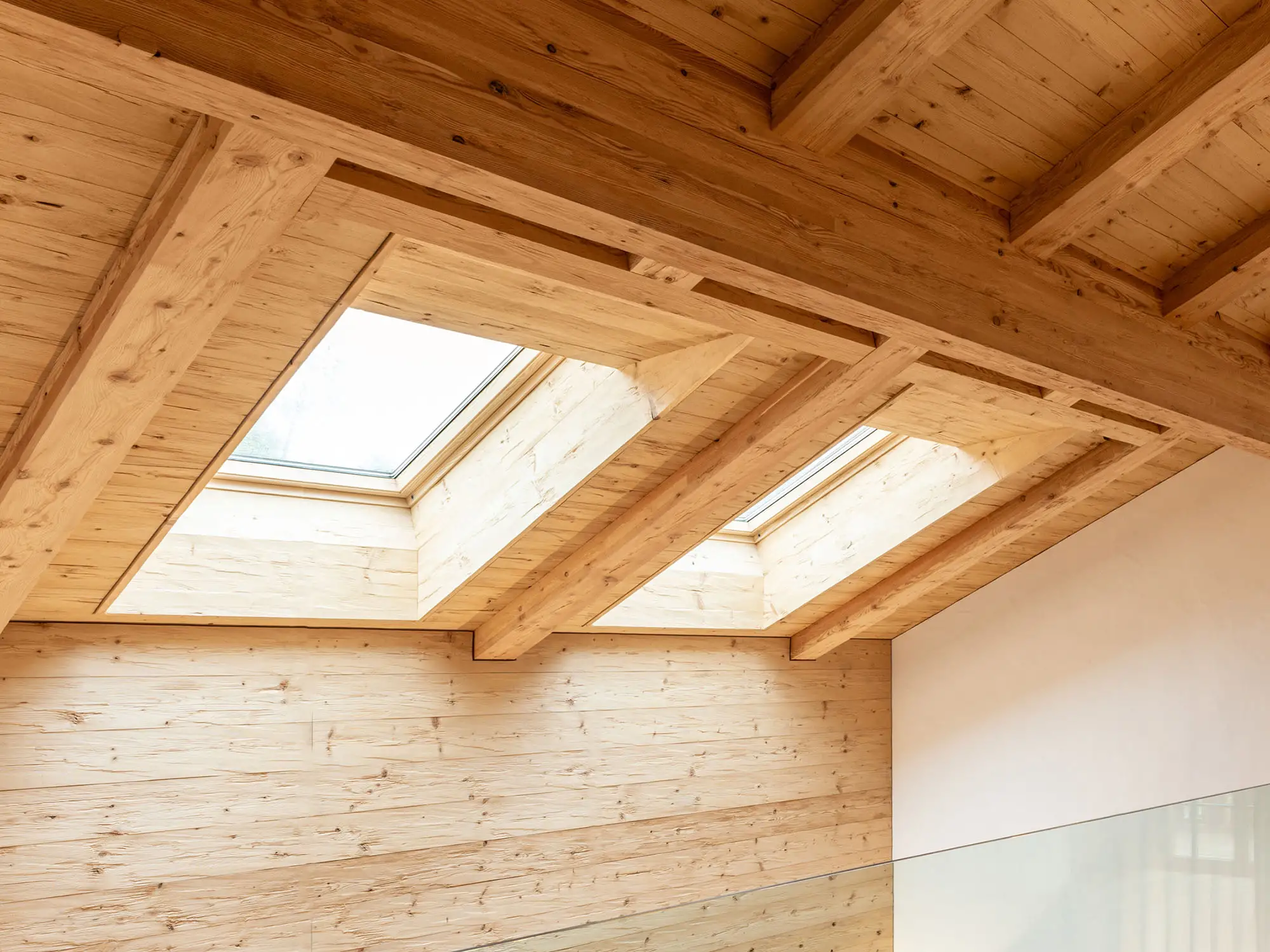 Zwei Dachfenster in Altholz Optik