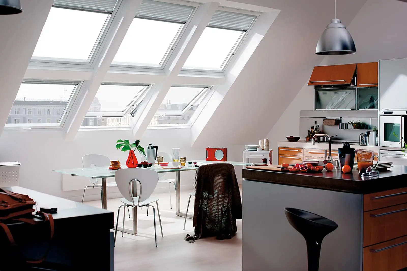 Helle Dachwohnung mit großen Dachfenstern nach Sanierung, ideal für lichtdurchflutetes Wohnen.