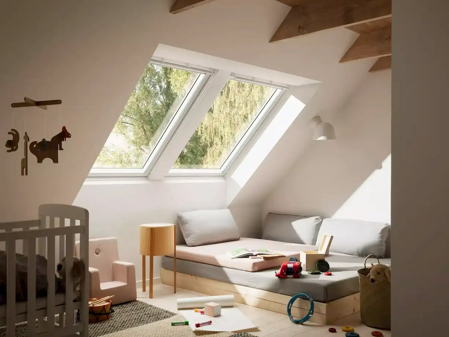 Helles Kinderzimmer im Dachgeschoss mit großen Velux Dachfenstern nach Dachsanierung, sorgt für viel Tageslicht und Wohnkomfort von Vögeli Holzbau