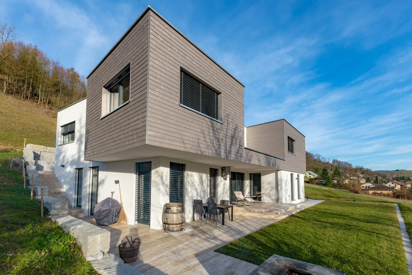Aussenansicht Einfamilienhaus im Holzelementbau mit Holzfassade und grossen Fensterflächen