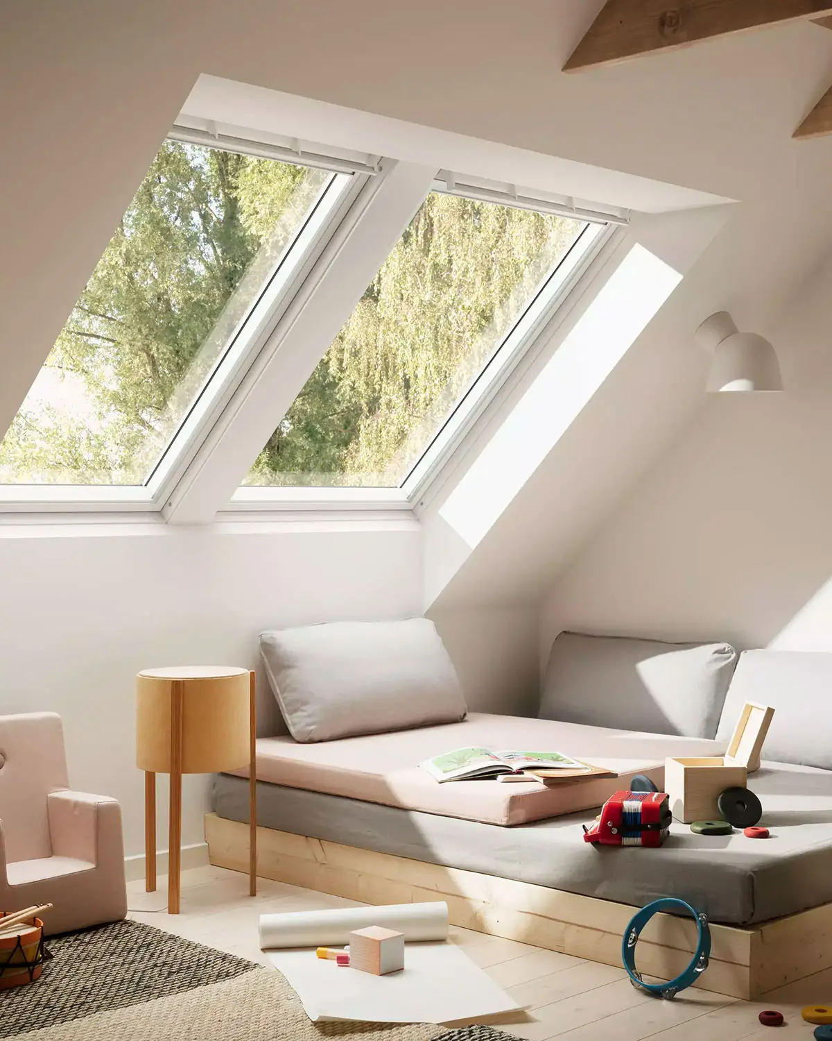 Helles Kinderzimmer im Dachgeschoss mit großen Velux Dachfenstern nach Dachsanierung, sorgt für viel Tageslicht und Wohnkomfort.
