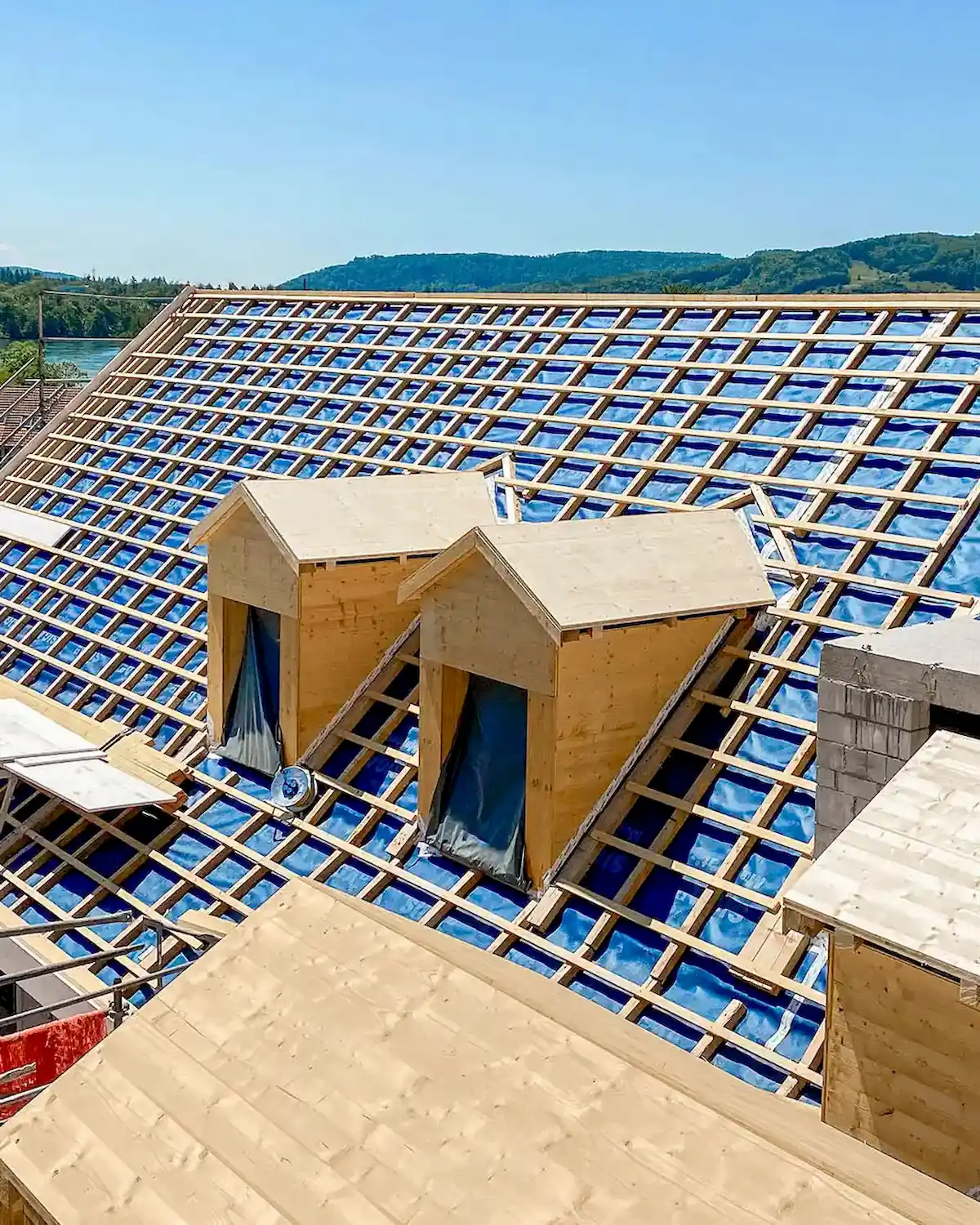 Dachsanierung mit neuen Gauben und vorbereiteten Dachfenstern, Holz- und Lattenkonstruktion auf einem Wohnhaus in Klingnau.