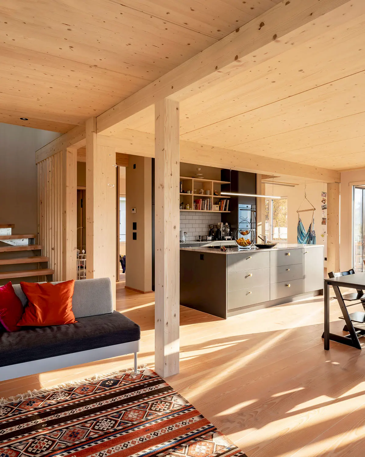 Modernens Wohnzimmer, klassischer moderner Innenausbau.