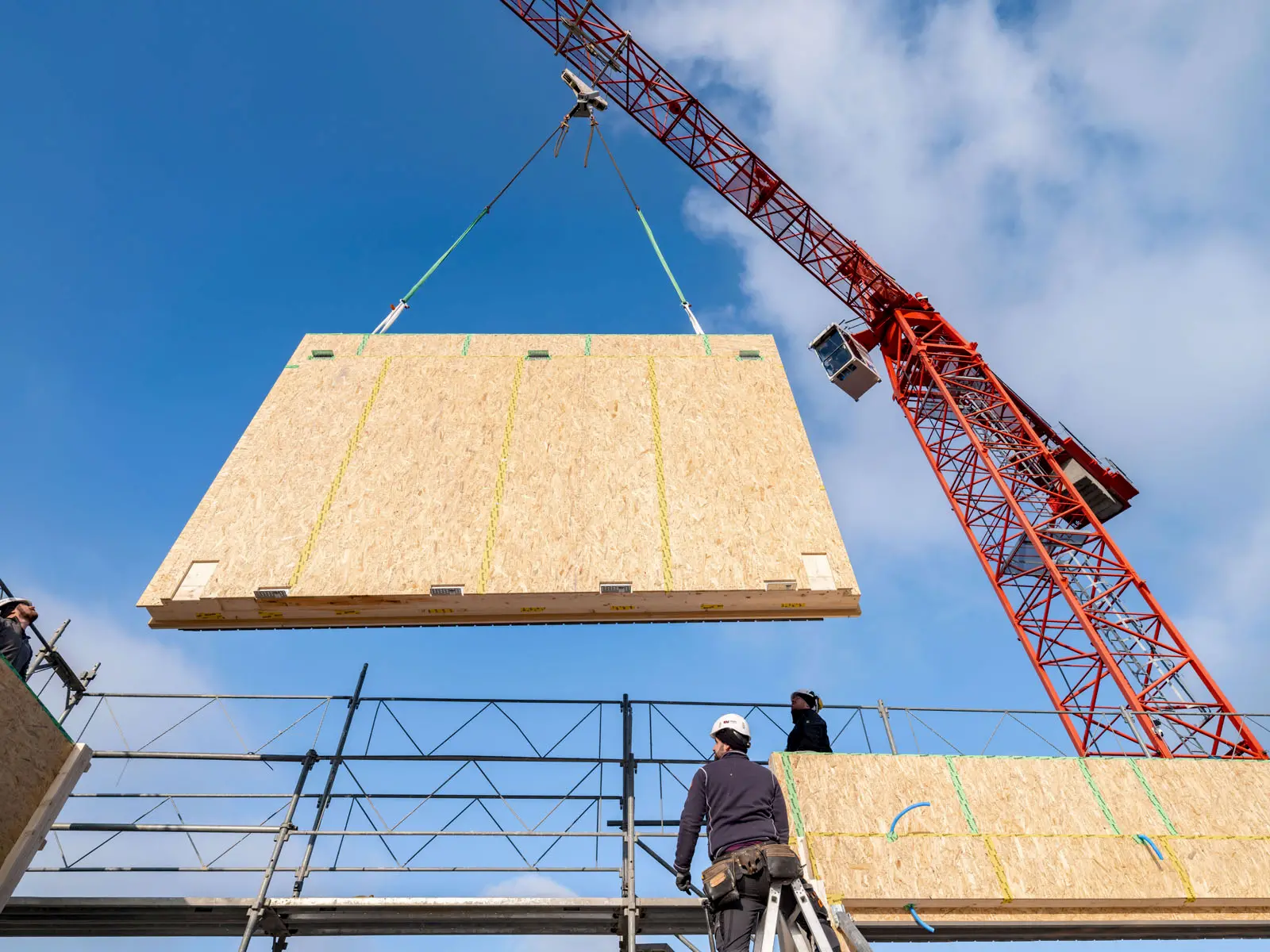 Moderne Dachsanierung mit Lukarne und grauen Ziegeln