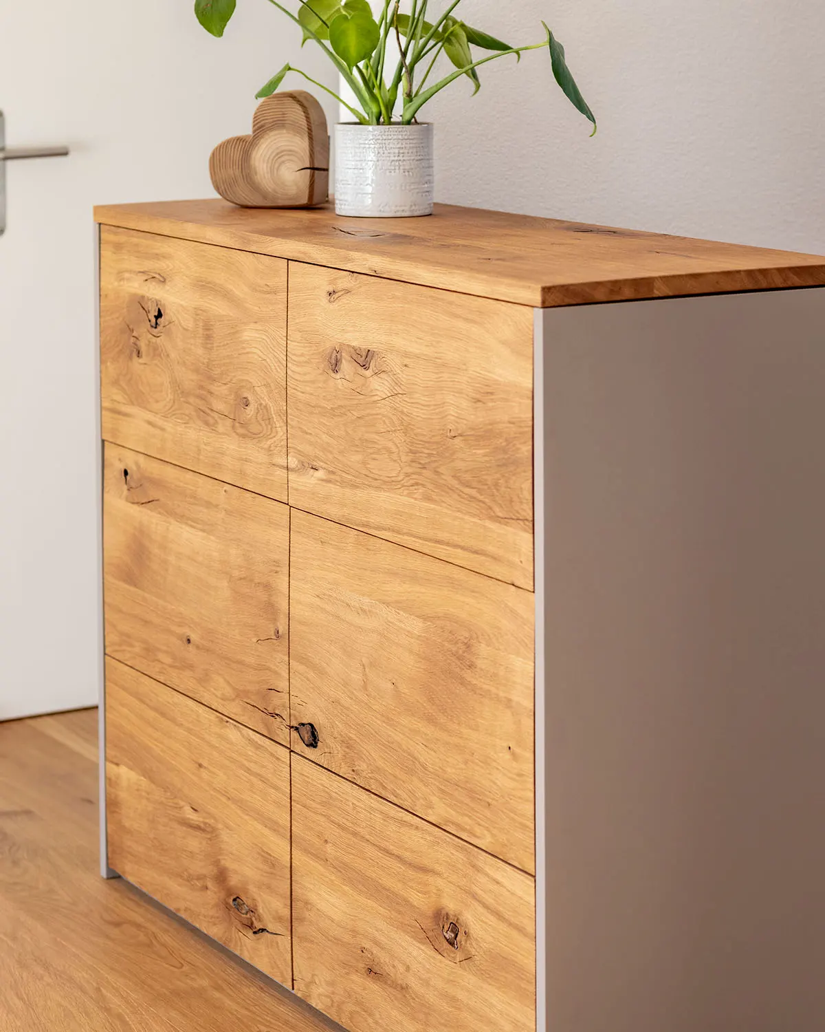Maßgefertigte Kommode aus massiver Eiche – modernes Möbeldesign mit natürlicher Oberfläche und handwerklicher Präzision.