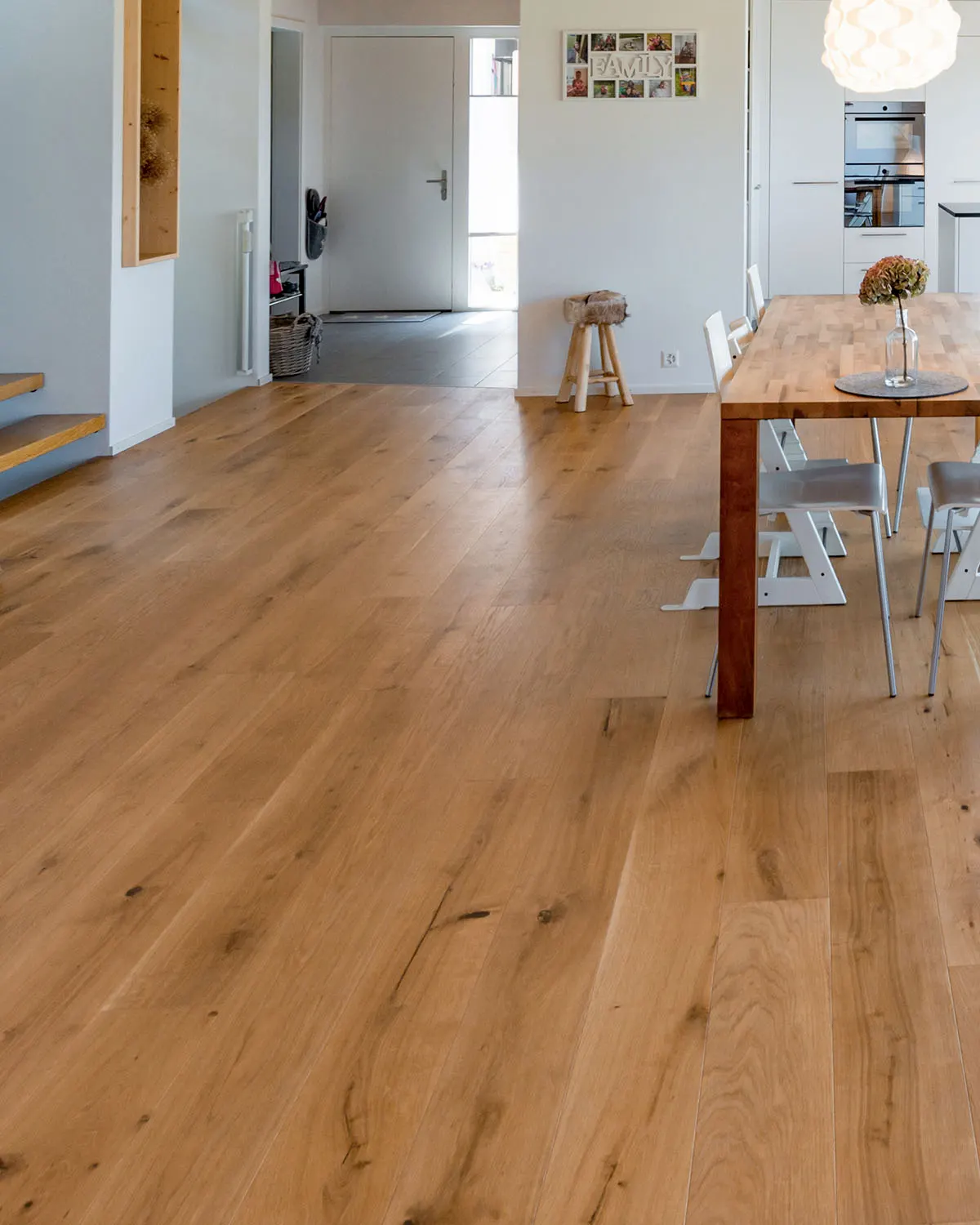 Edler Parkettboden aus Eiche in modernem Wohnraum – natürliche Ästhetik und langlebige Qualität im Innenausbau.