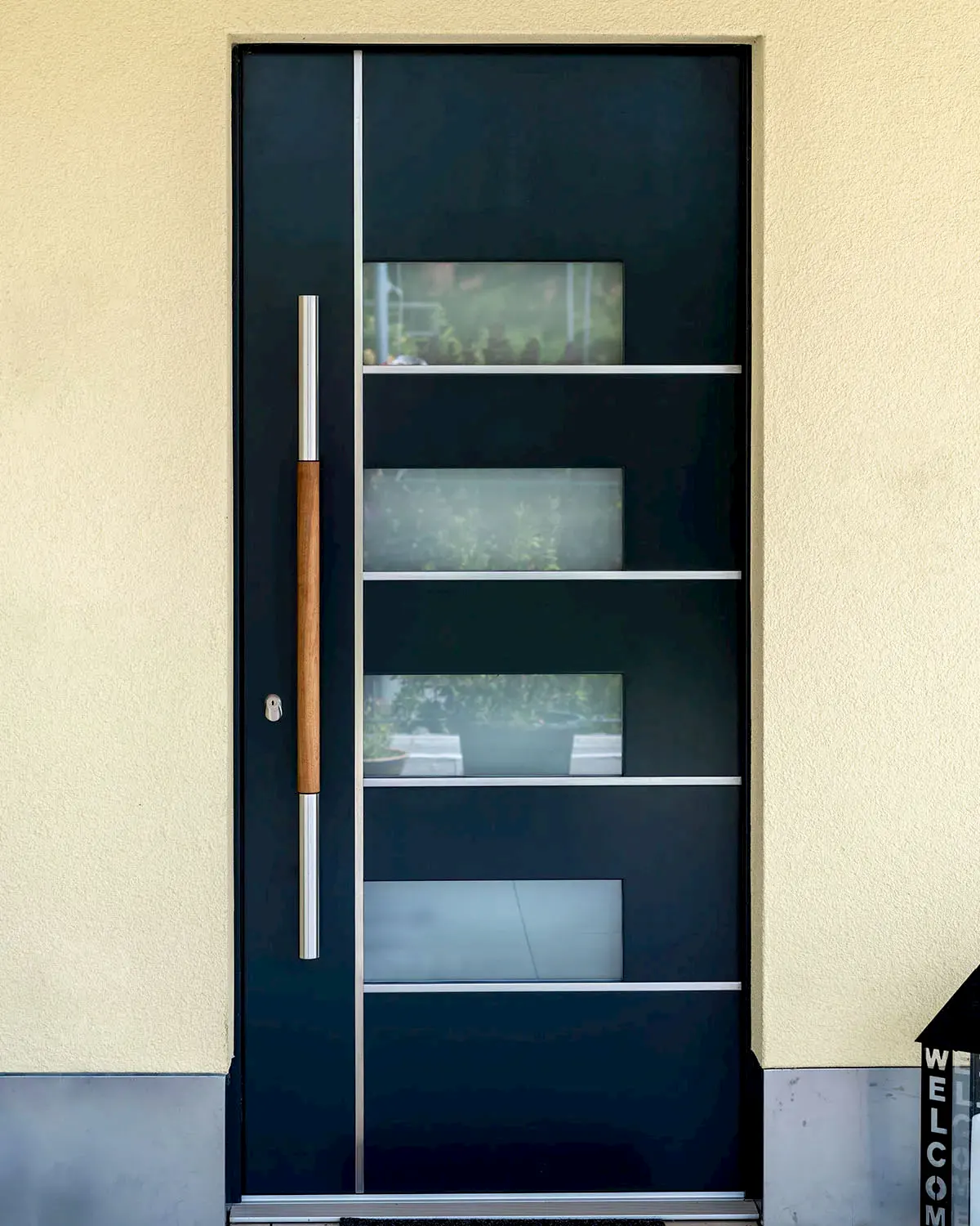 Moderne Haustür mit Glas- und Holzelementen – klare Linien, hochwertiges Design und exzellente Verarbeitung.